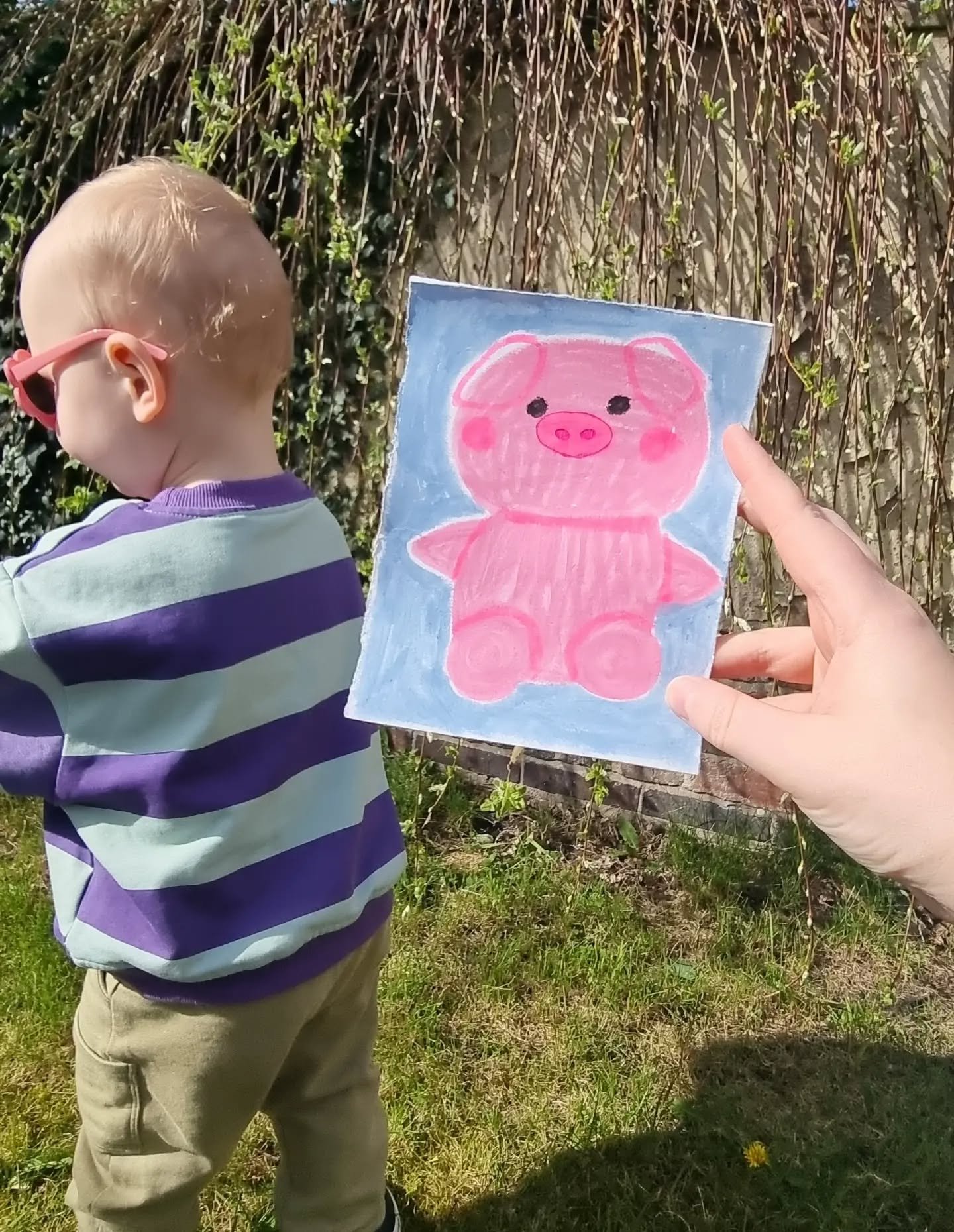 'The Pig and The Art Thief'

a tale of funky woe in 3 photos 🤣

the pig was drawn with paint sticks and a pink biro pen.
the thief was wearing pink sunnies and a 'Eat Pasta, Run Faster' sweatshirt.

🍝🐖