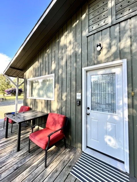 Image of Roberts Roost Garden Suite window with hanging basket of flowers