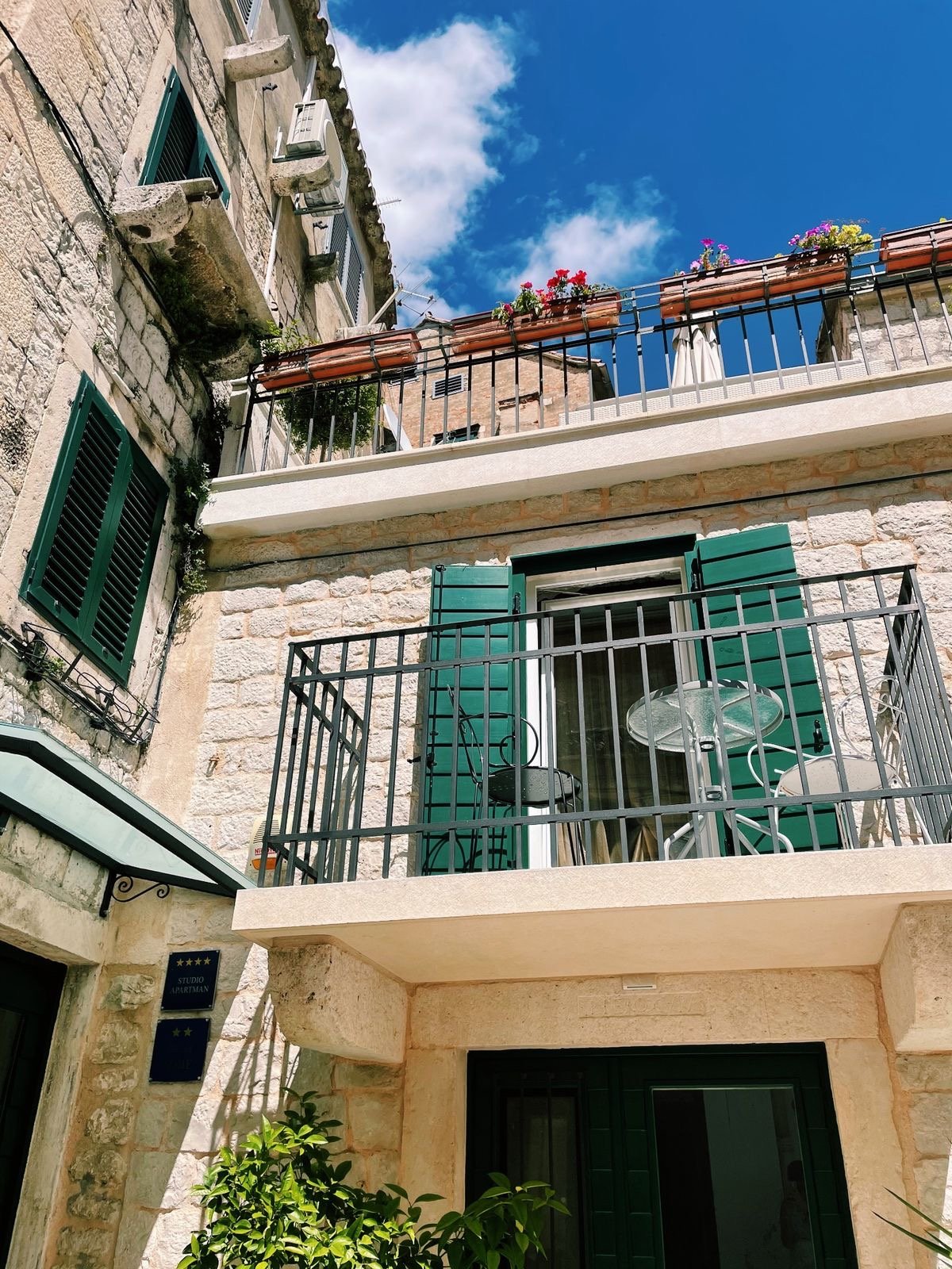 Let's have a glass of wine on the balcony.