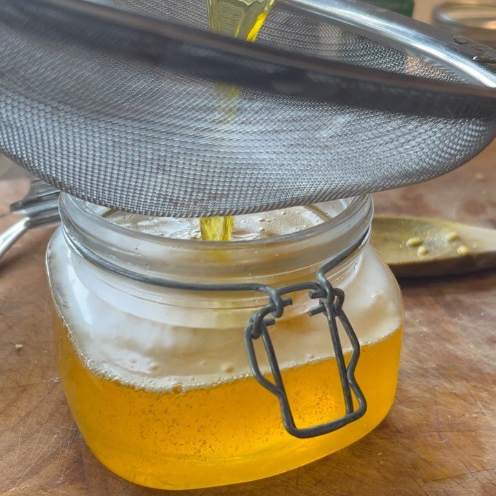 10 things to help you transition from Summer to Autumn 💛

1) Make some ghee and add it to your cooking, not only does this deeply nourish and lubricate the bones and the tissues but it also aids with digestion and elimination 🧈 

2) Eat warm nouris