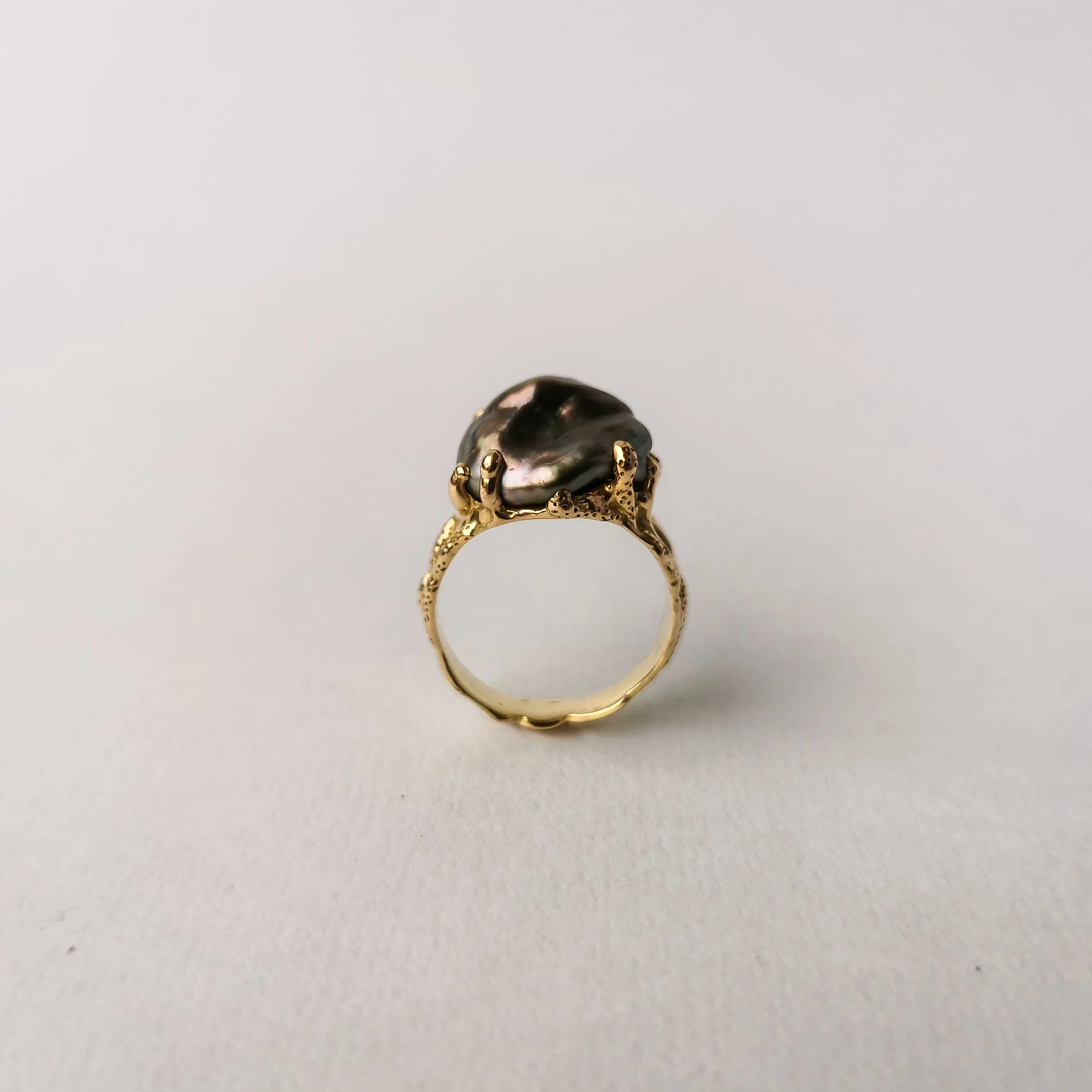 Bague en Or Jaune recycle et Perle Keshi de Tahiti fait main par Azenor Joaillerie.jpg