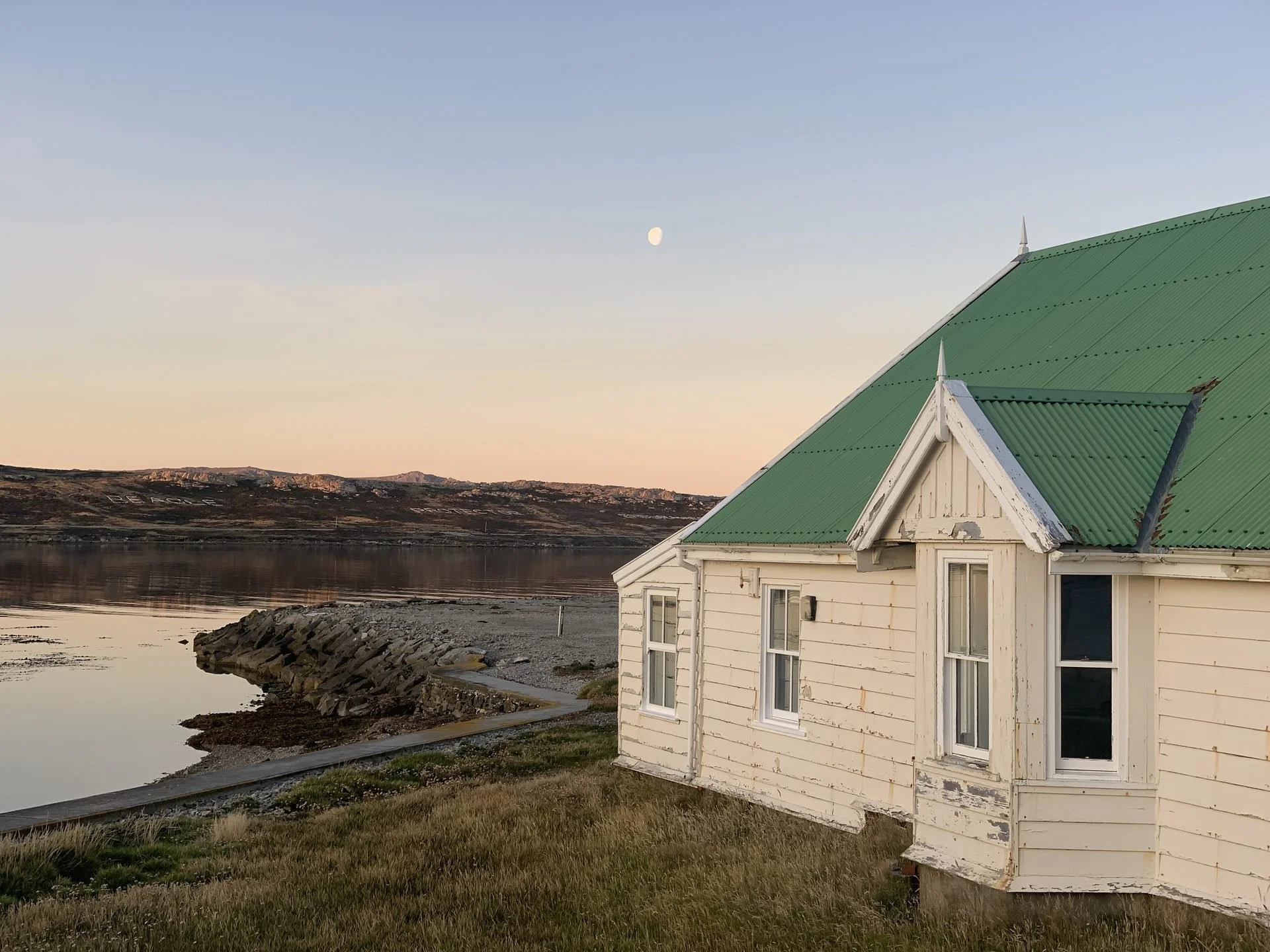 falkland-islands-traditional-wooden-house-green-roof-sunset-south-atlantic.jpg