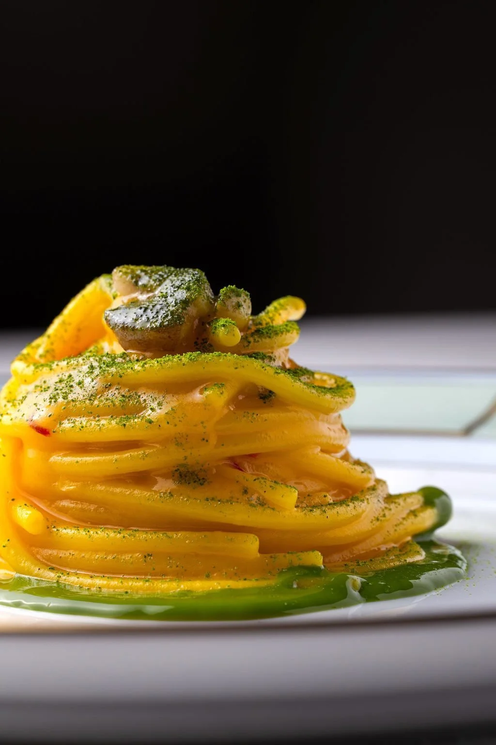  Piatto di cucina toscana contemporanea a LINFA, Spaghetti allo Zafferano di San Gimignano DOP e Alloro 