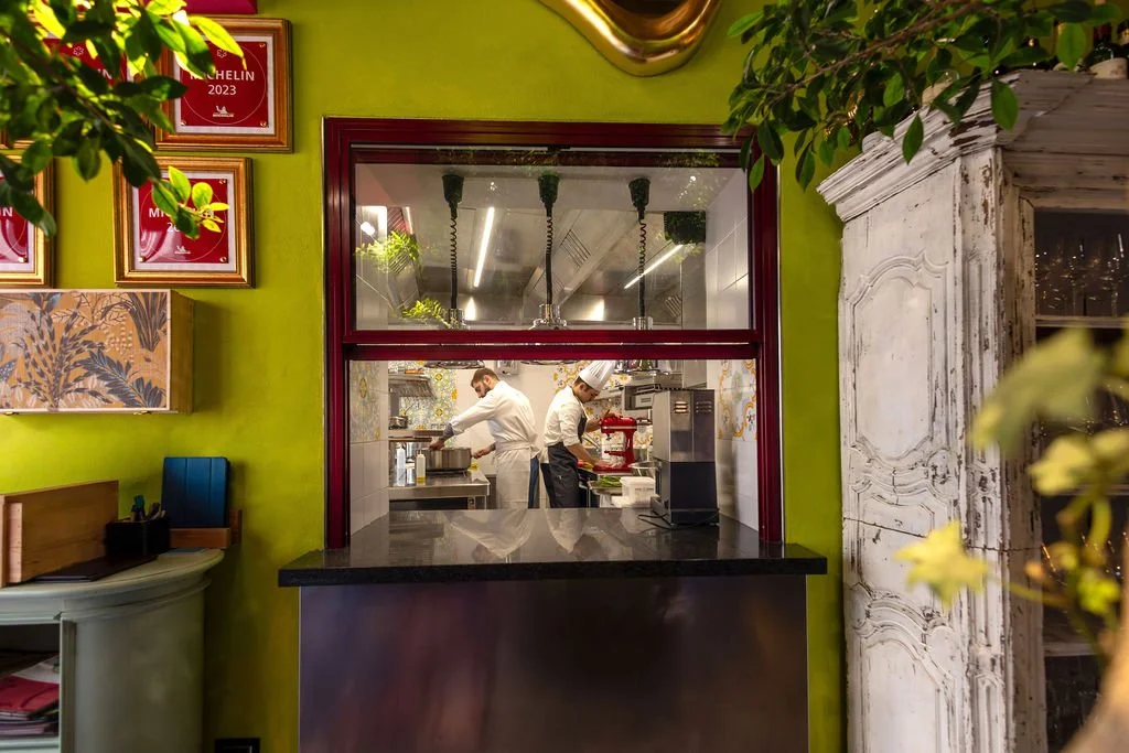  La cucina a vista di LINFA con le targhe Michelin 