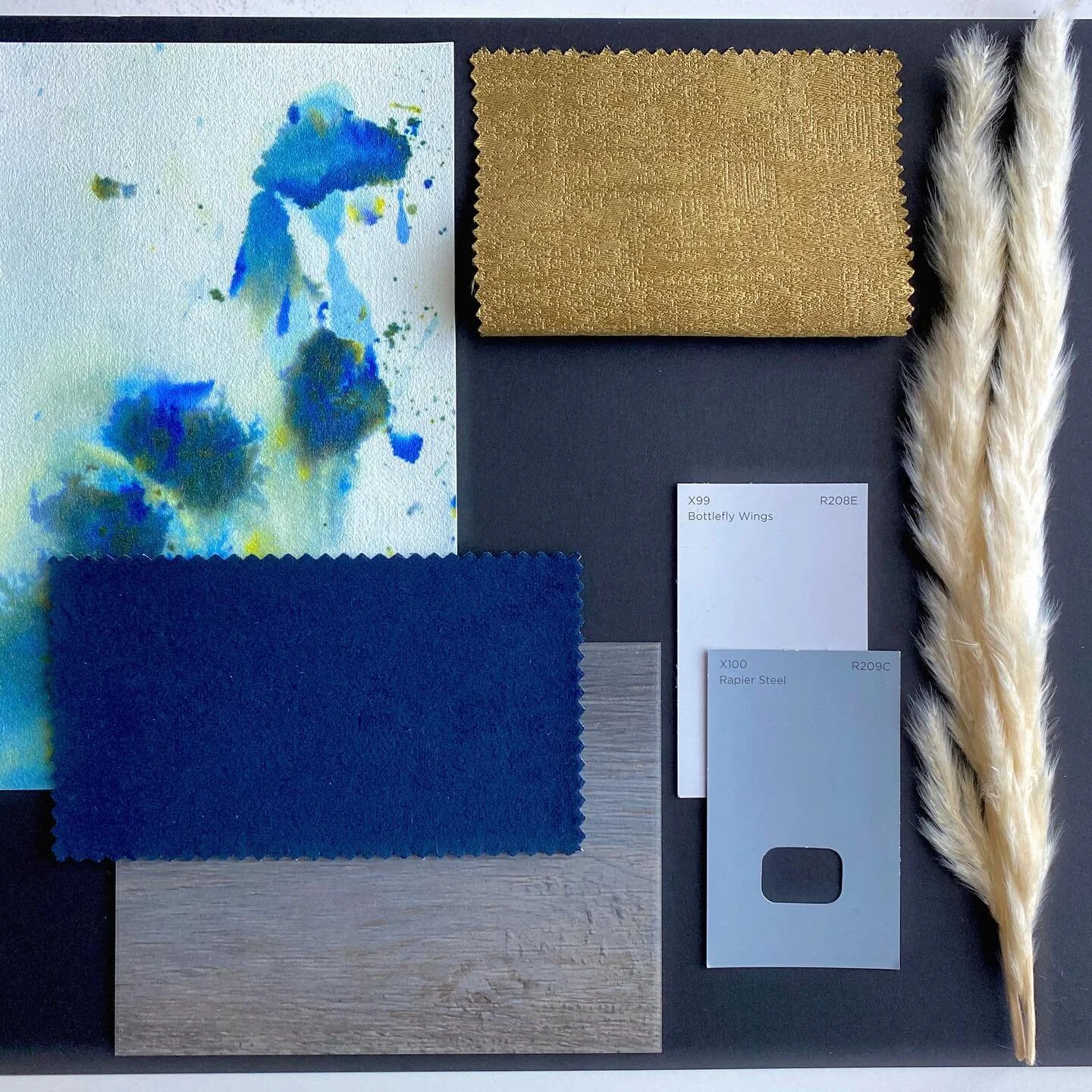 I&rsquo;m enjoying playing with samples for my living room sample board! 🎨 I love this interesting wallpaper from Tektura paired with blue velvet for the sofa and the Pacific grain flooring from Amtico 🙌😍
.
.
.
Samples from @tekturatalk @nextoffic