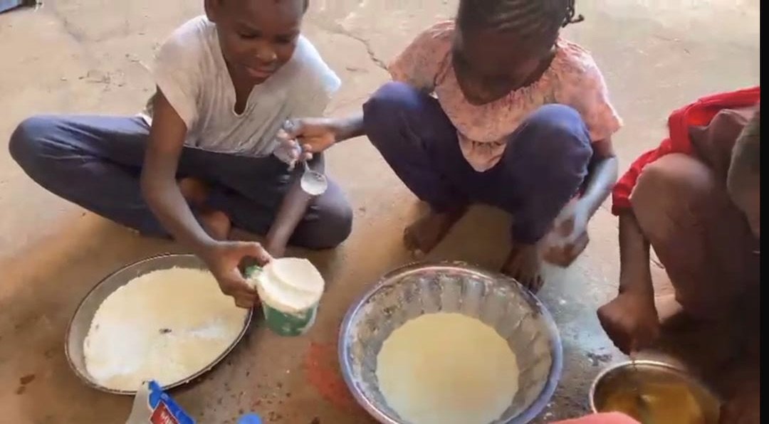 Ensemble, on apprend à cuisiner. 