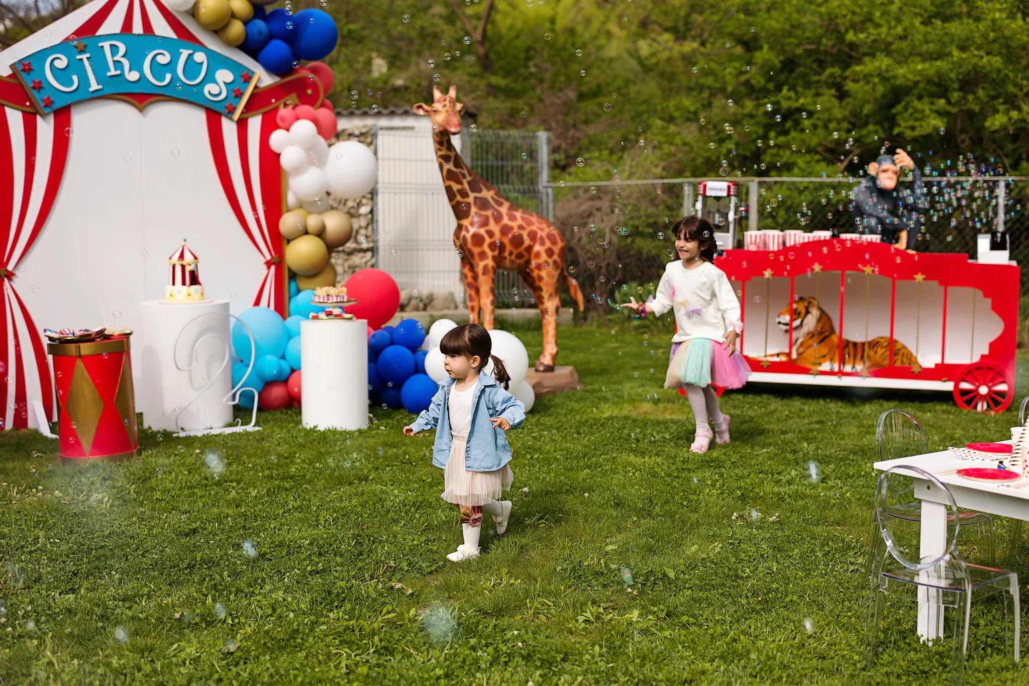 Decor tematic de circ pentru petreceri copii în aer liber: clovn, figurine animale și baloane colorate - Uau Parties