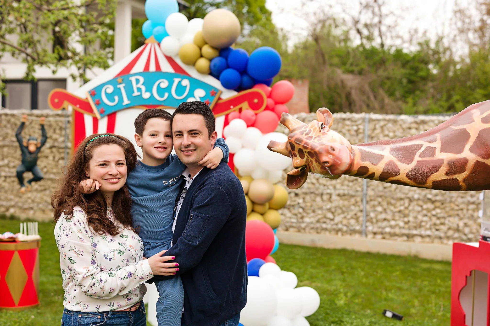 Familie fericită la o petrecere de aniversare cu tematică circ organizată de Uau Parties – Decoruri premium și panouri foto pentru copii.