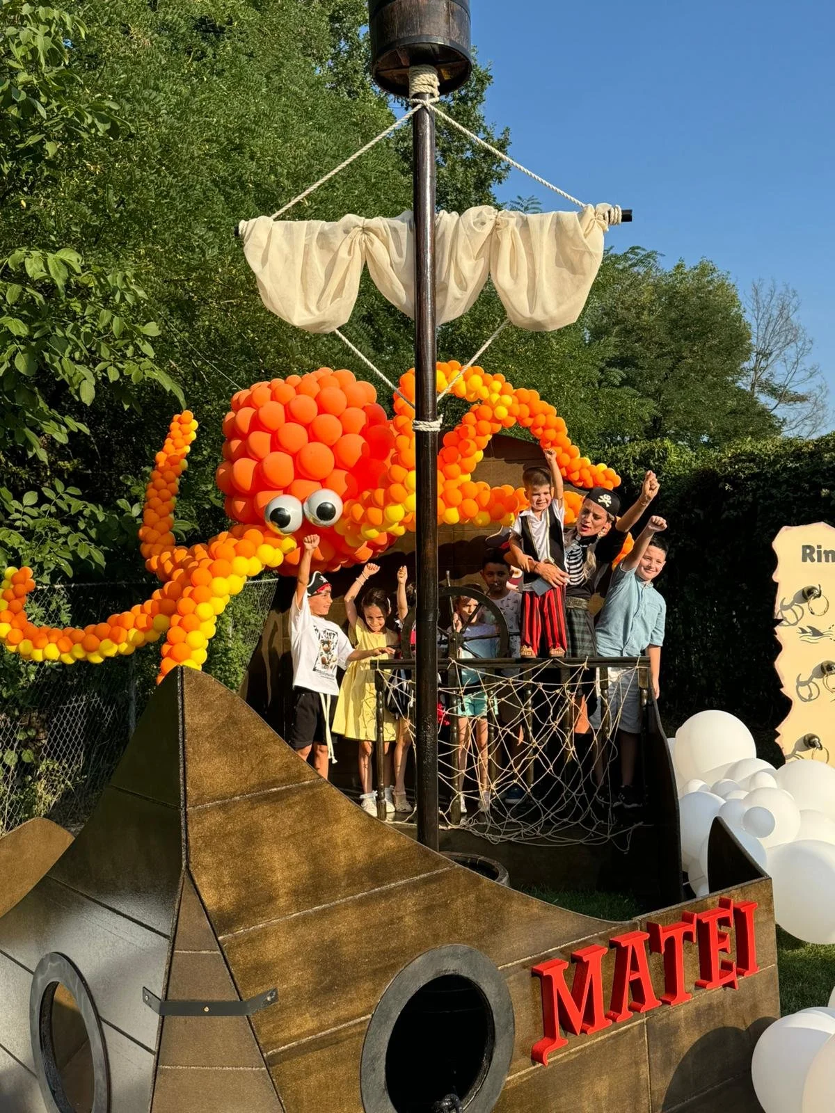 Aventură pe mare în propria curte: Cum am construit o corabie de pirați pentru Matei 