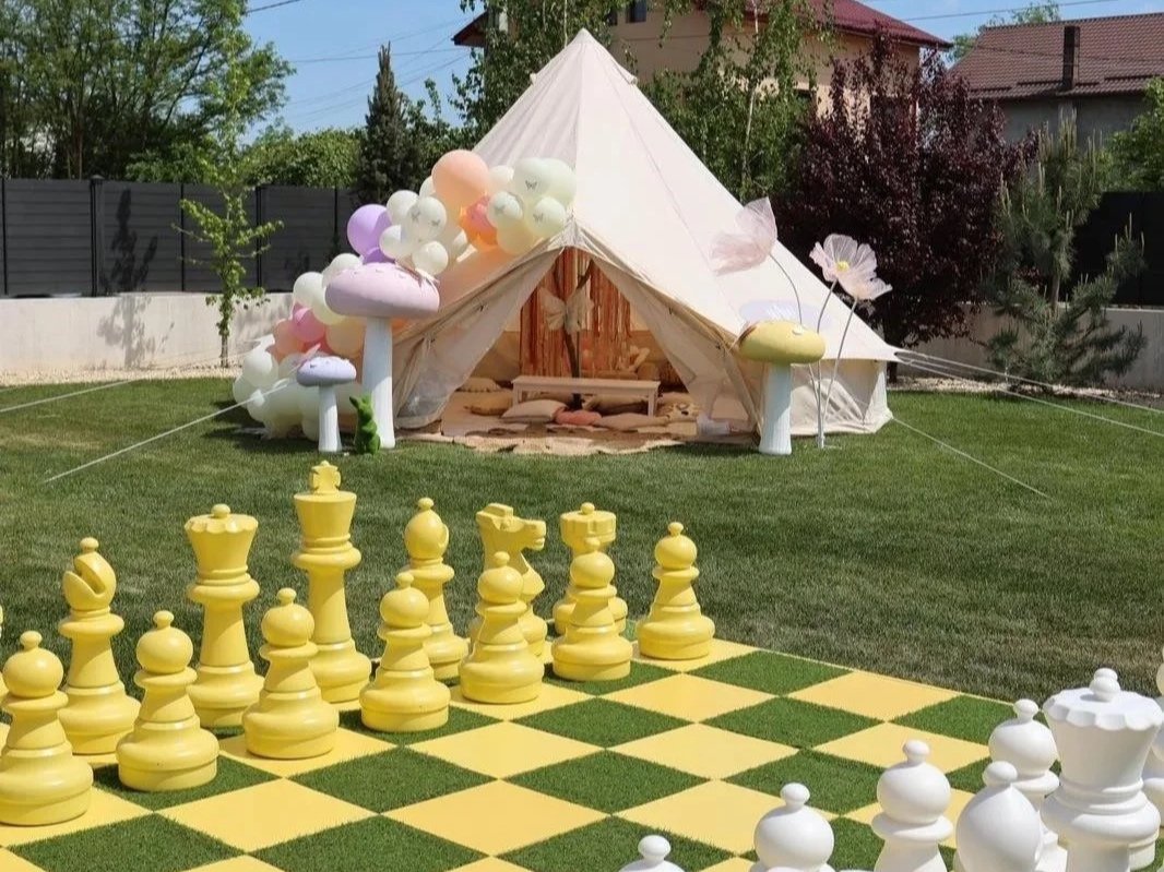 Arta Metamorfozei: Cum un singur decor poate scrie o mulțime de povești