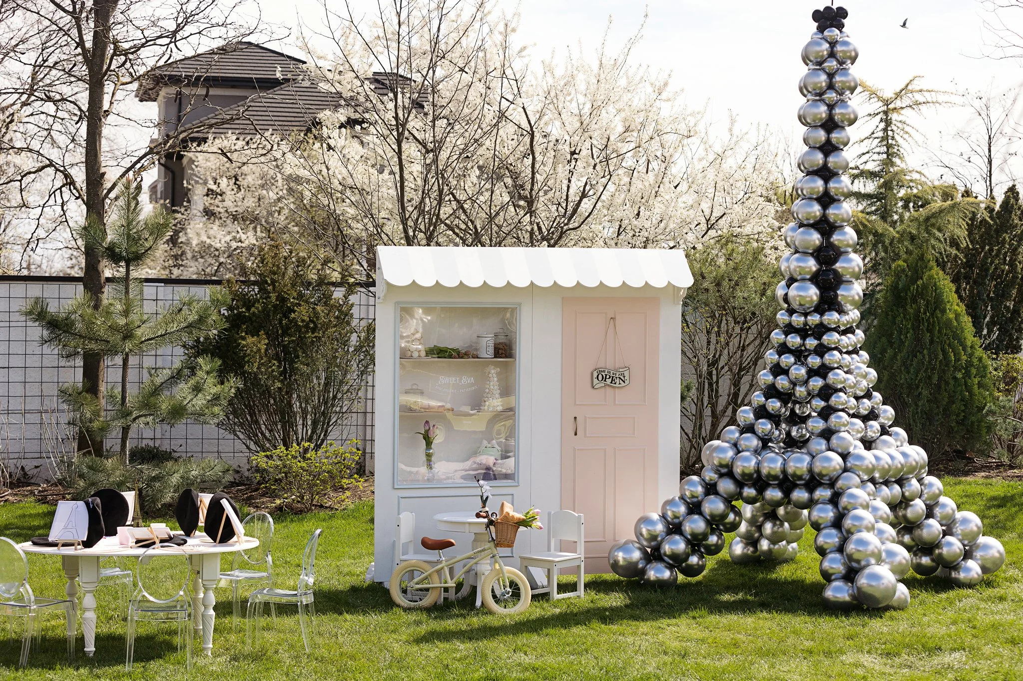 Decor grandios turnul Eiffel din baloane 4 metri inaltime petrecere tematica Paris UAU Parties