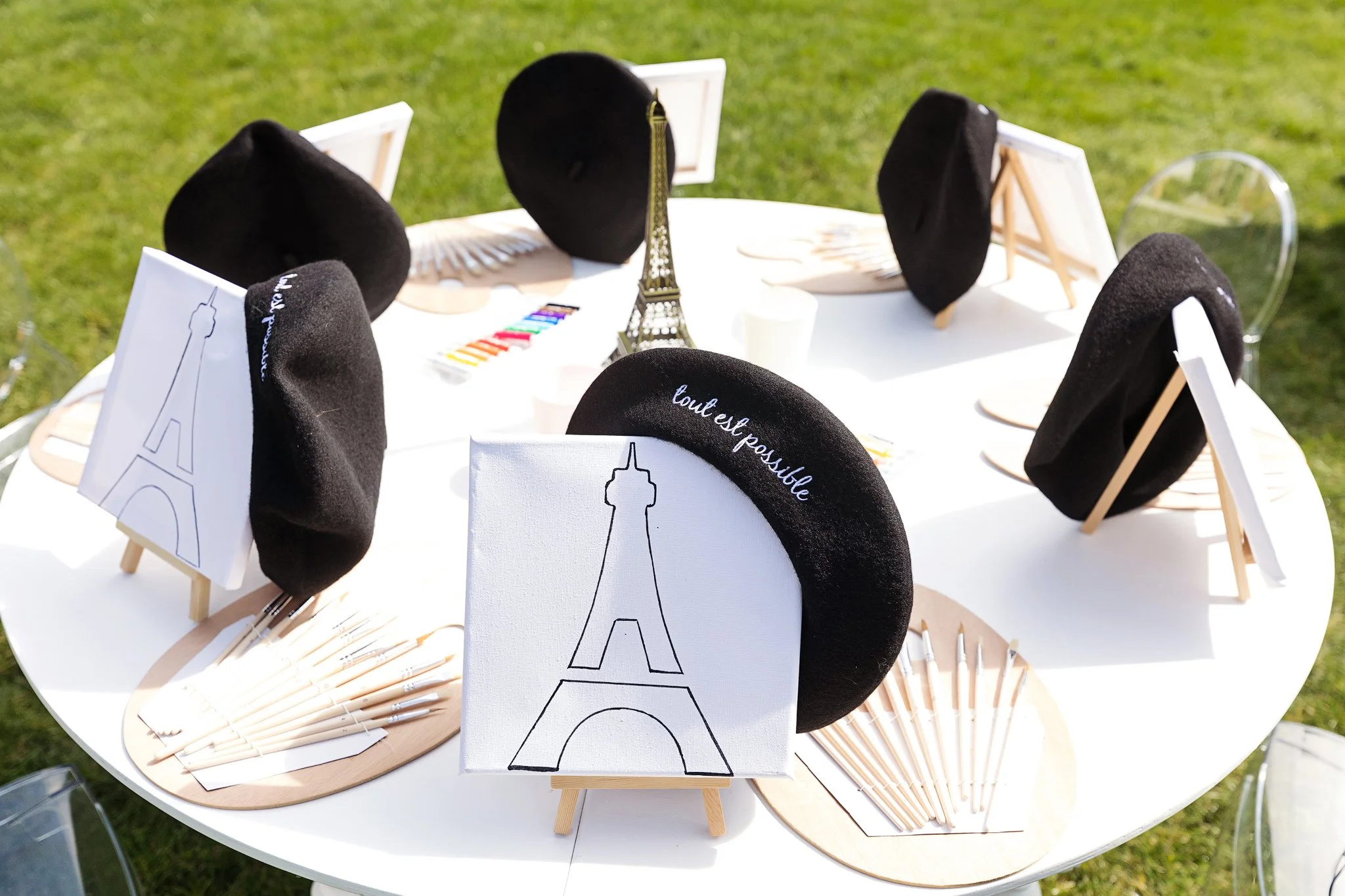 Atelier de pictura pentru copii cu silueta Turnului Eiffel activitate creativa petrecere boema