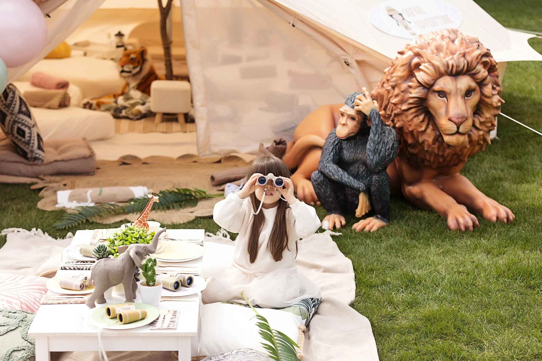 Copil explorator în decor safari cu leu și maimuță – Organizare petreceri interactive pentru copii București.