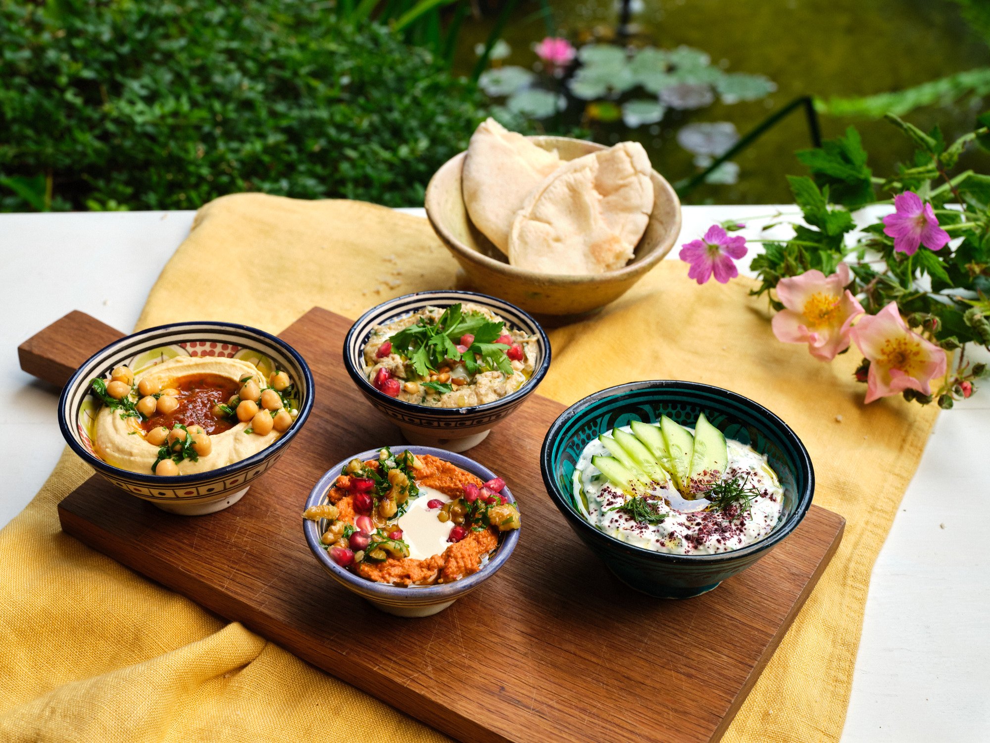 Onze dips: Hummus, Baba Ganoush, Mouhammara en Tzatziki
