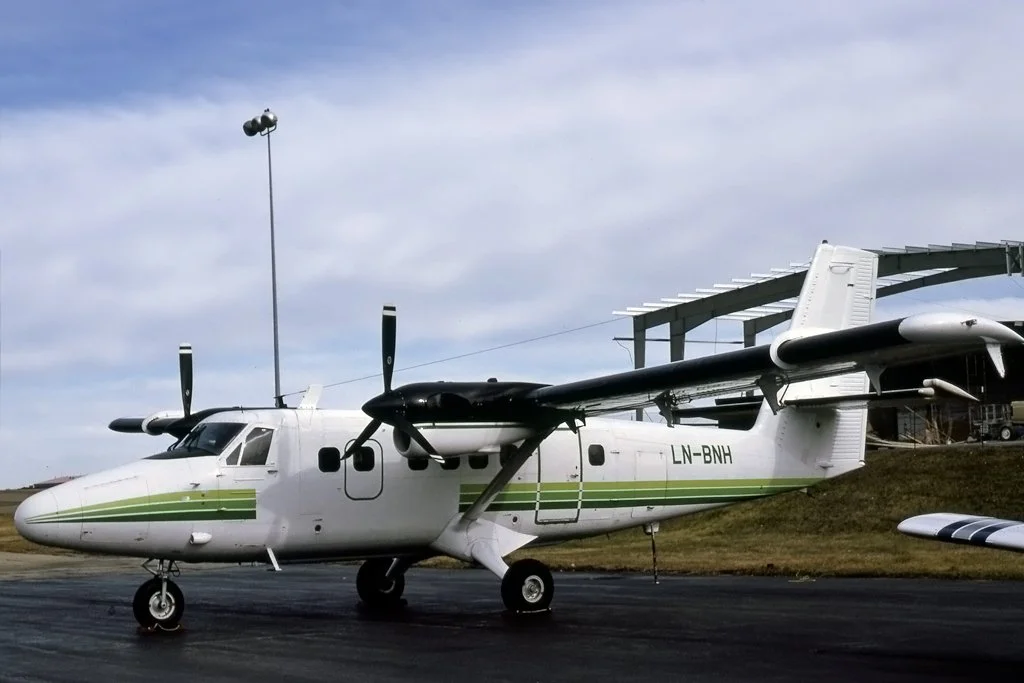 LN-BNH at Calgary-Int'l, AB in Oct-1994 Anthony J. Hickey Photo