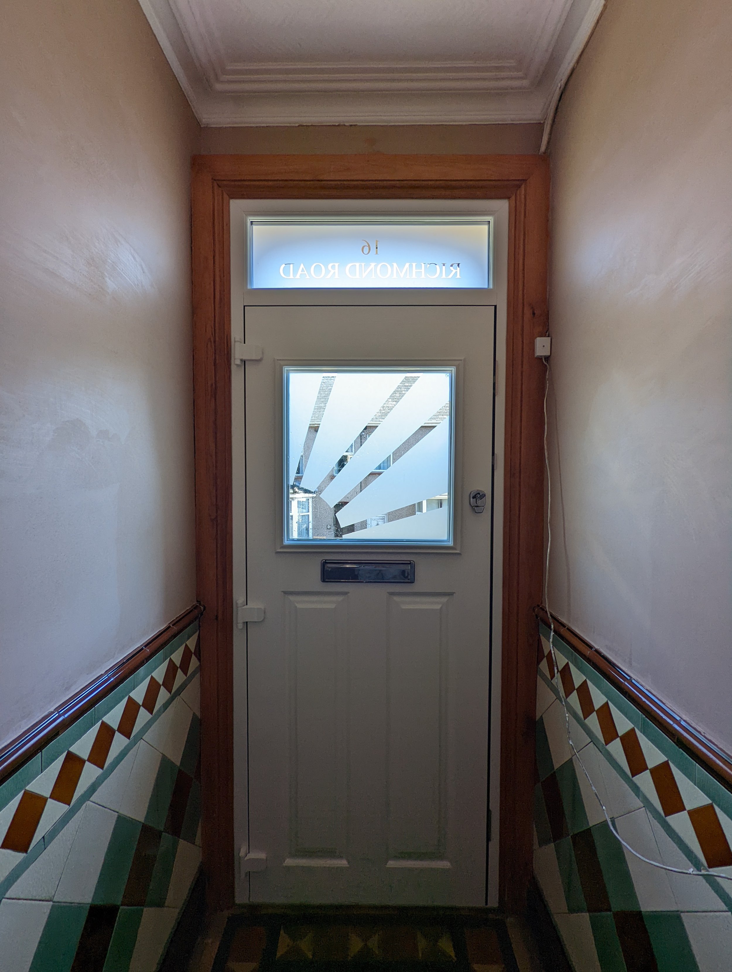 A small hallway, paper stripped and plastered to brigthen up the entrance once painted