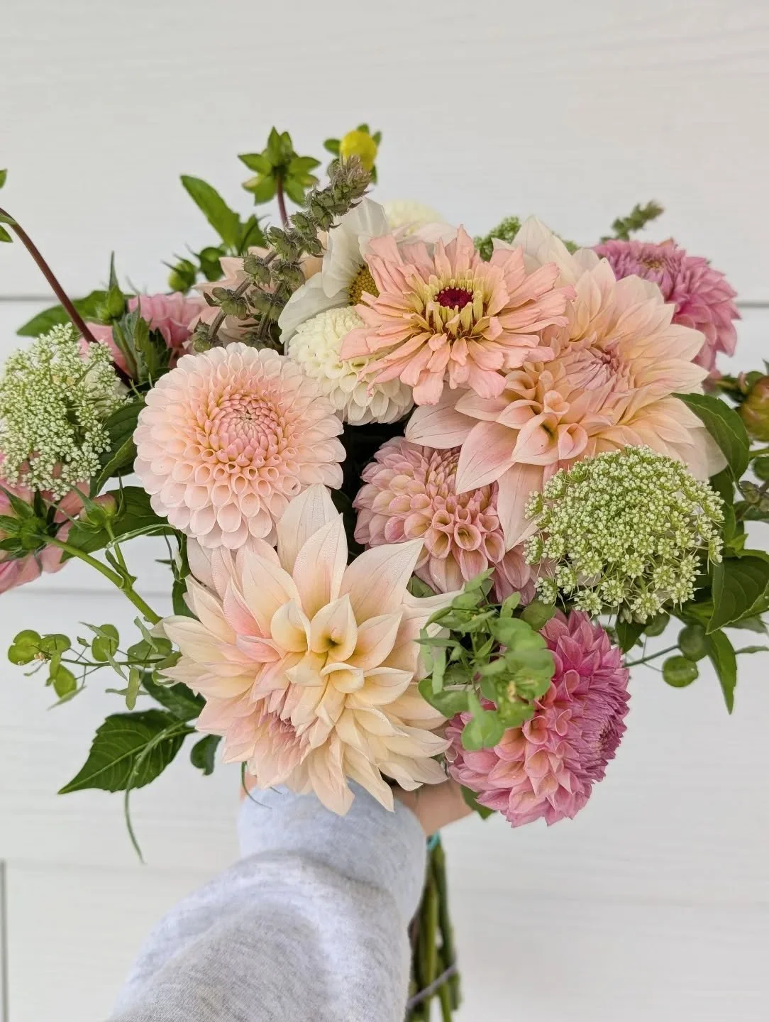 There are just some bouquets that I love and stick with me. This one is a photo that I scroll back to often, so it deserves to live on our feed forever 💕