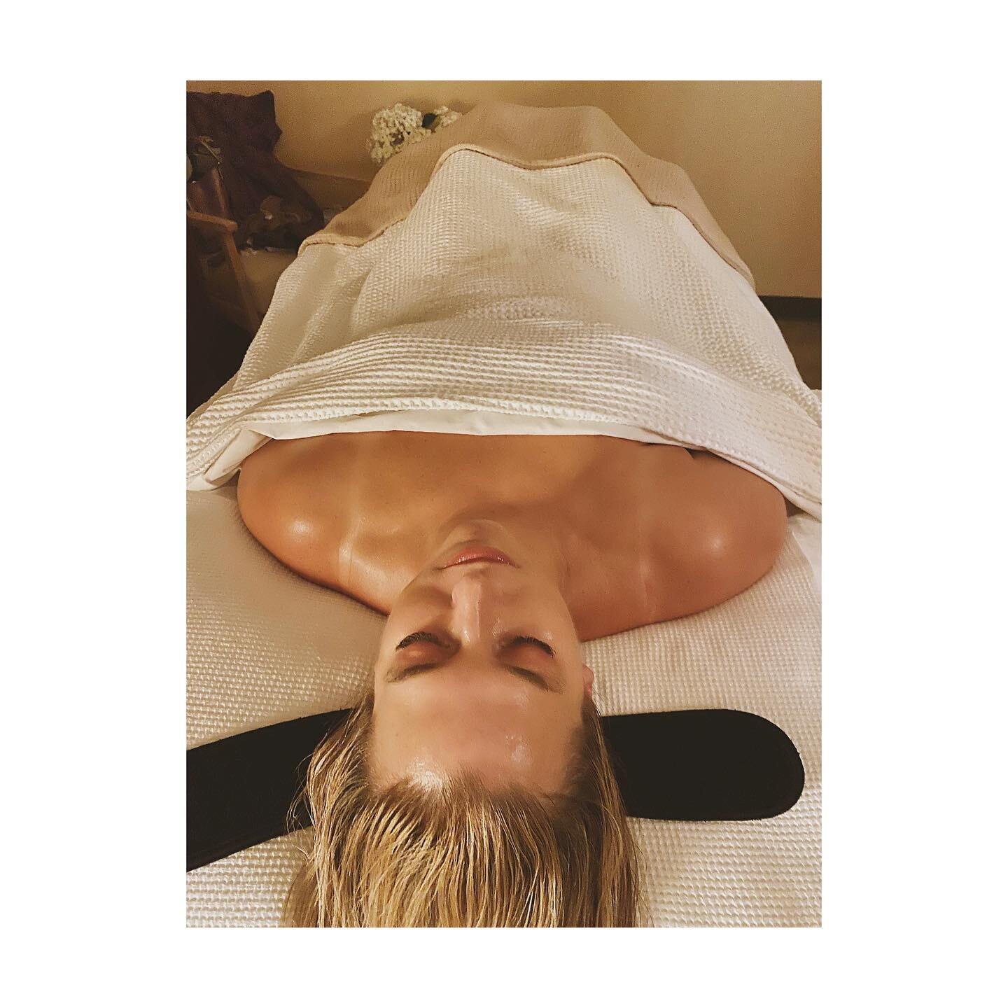 There&rsquo;s this point in treatments that I feel the client go into full rest mode- surrendered to the experience, glowing, at peace. It&rsquo;s the sweetest thing to see and best part of this room. 

I snapped this photo of my beautiful friend @je