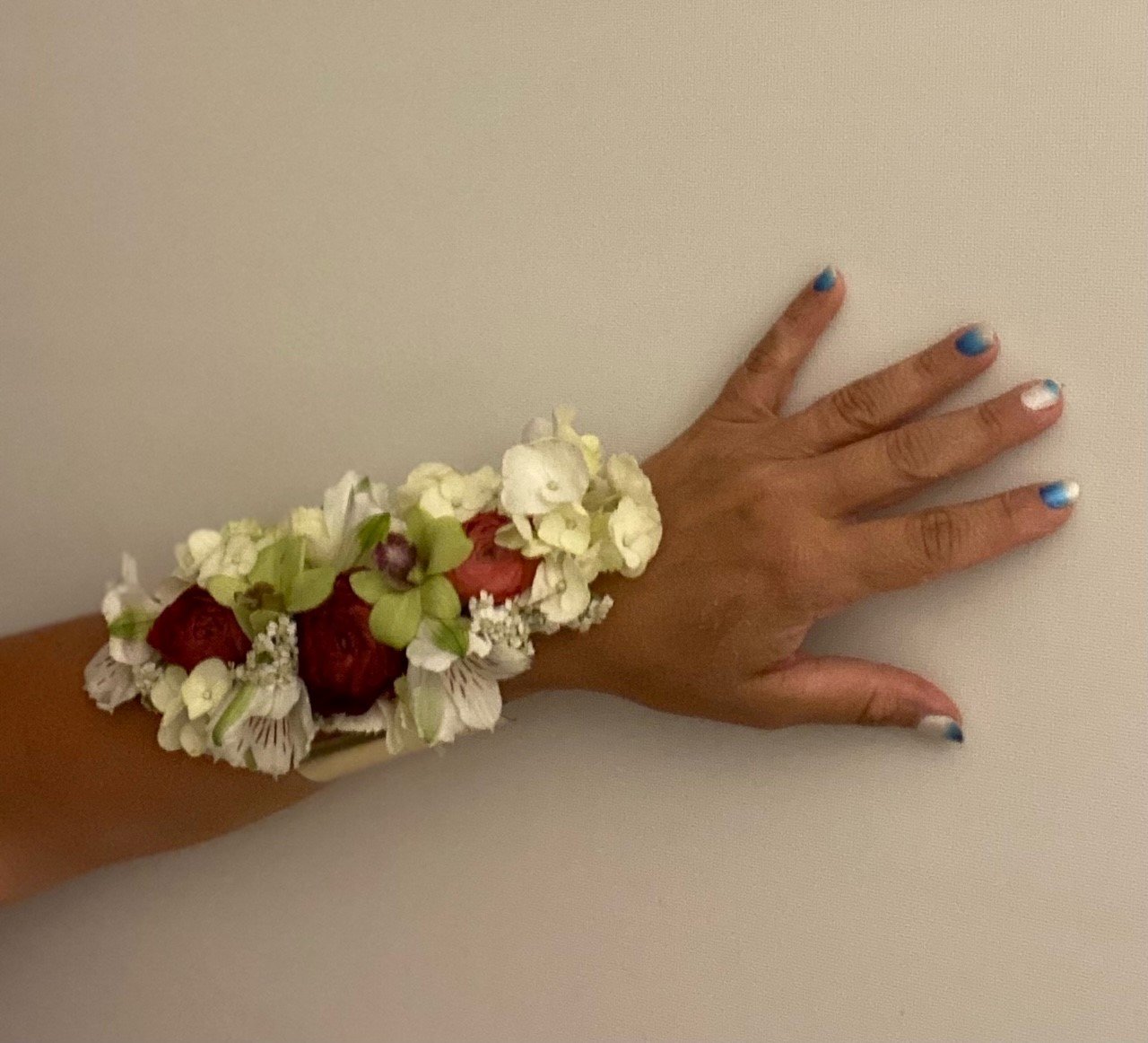 DIY Wedding Wrist Corsage How to make fresh flowers bracelet How to make a  blue bride corsage - YouTube