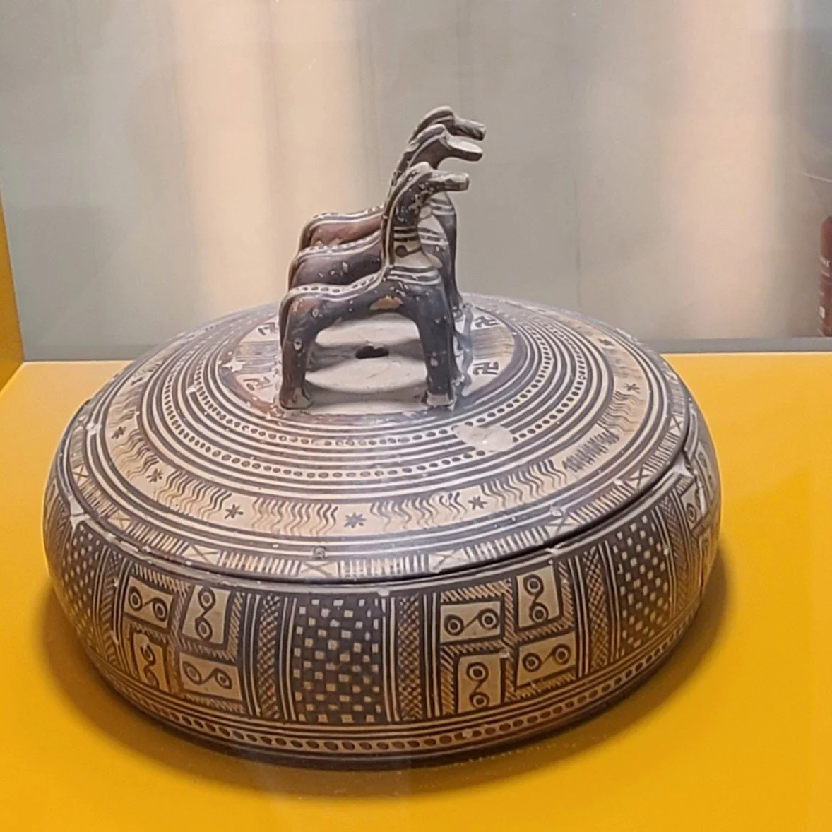 LG pyxis and lid w/ handle of horses, 725-700 BC