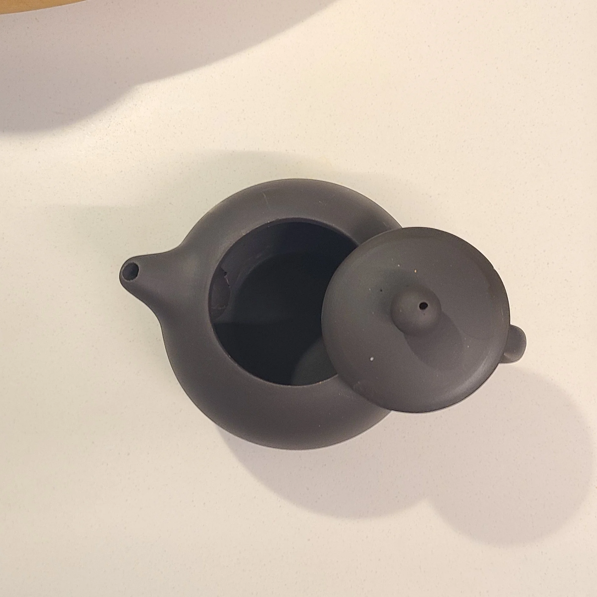 lid can sit on the rim and handle