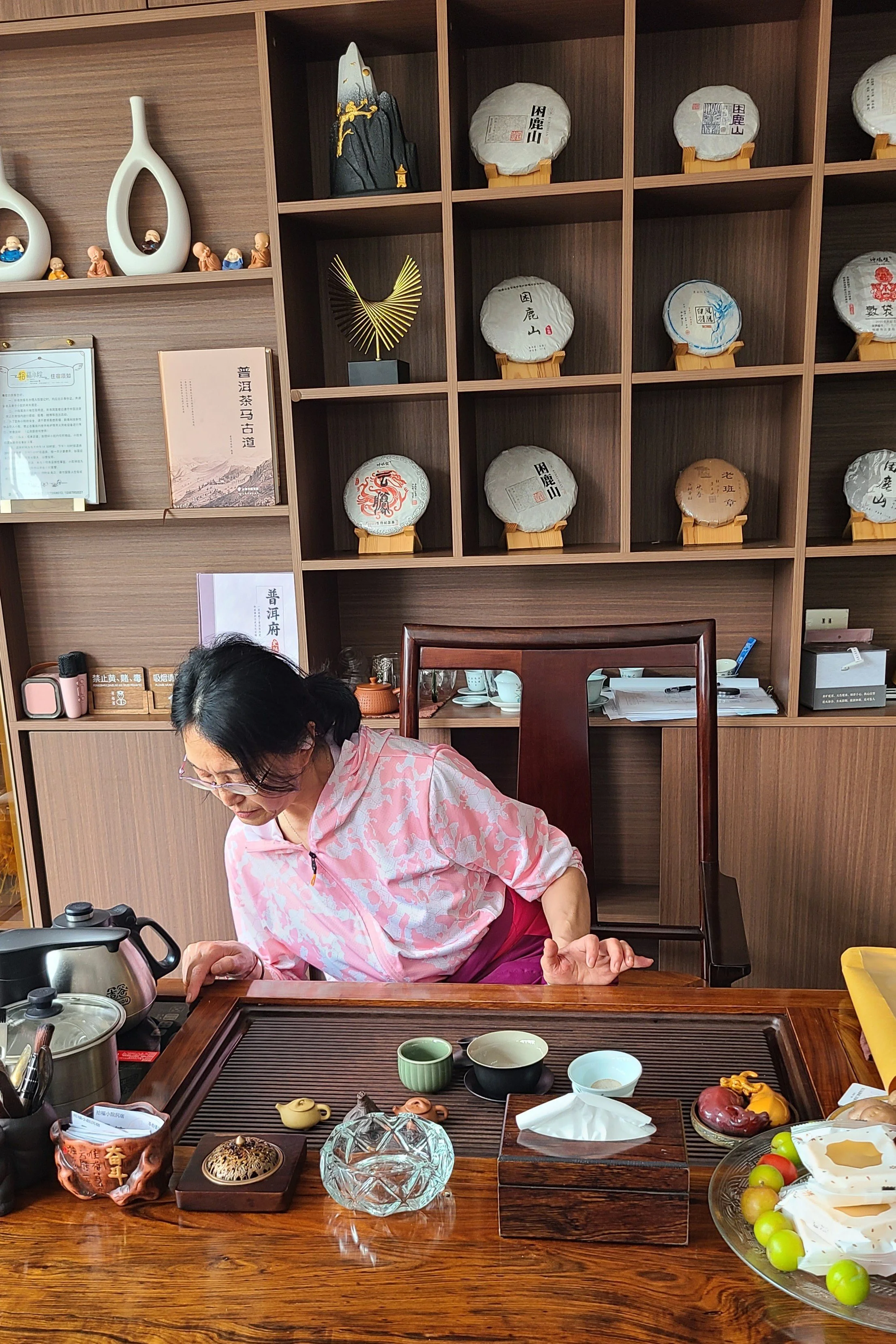 Wu Jianli preparing tea