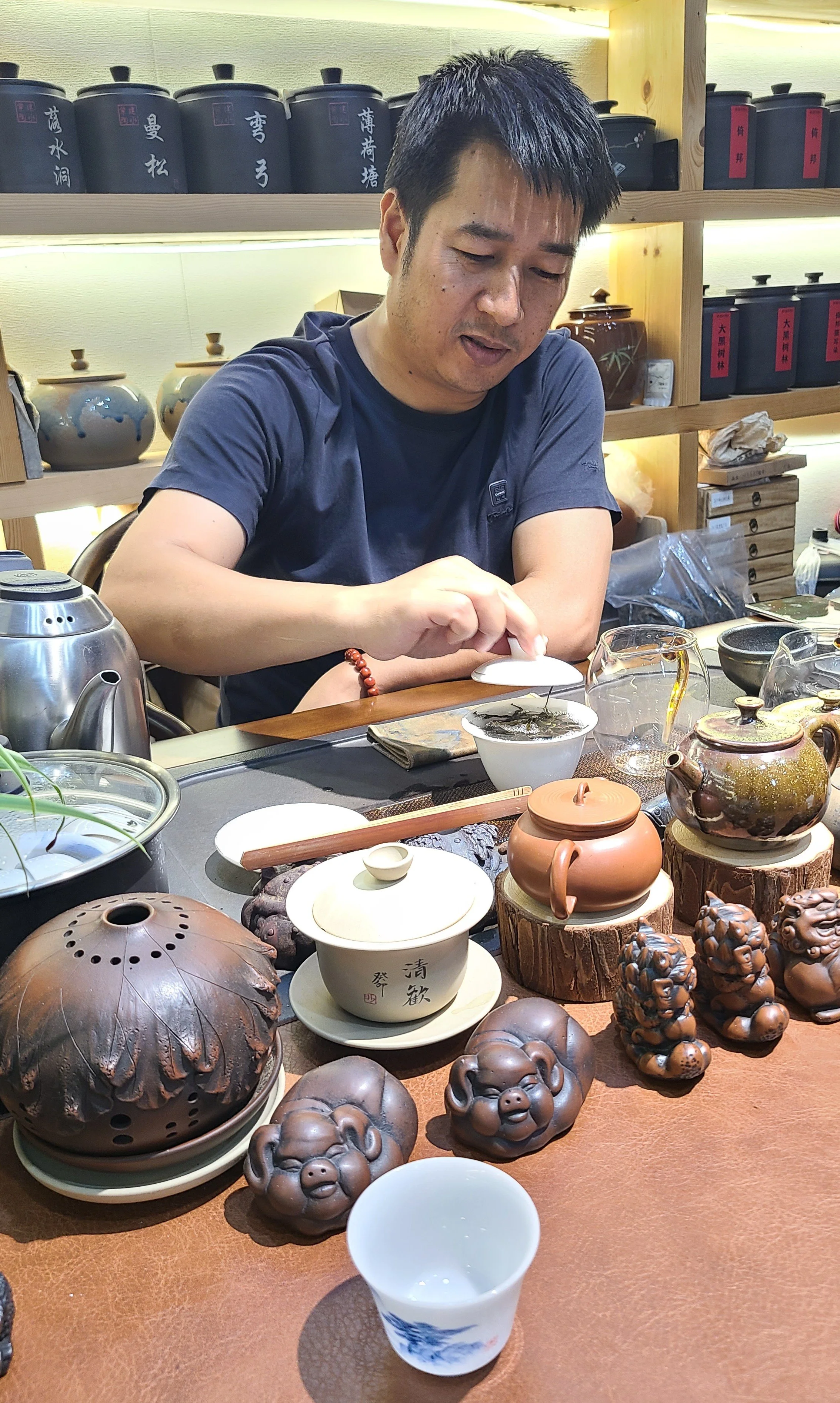 Zhao Chenghui serving tea