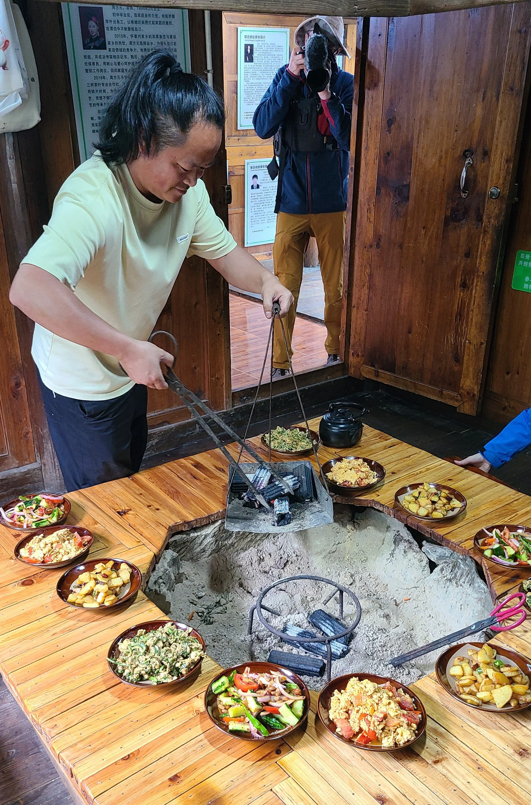 Preparing the charcoal (Jiaoyao Village)