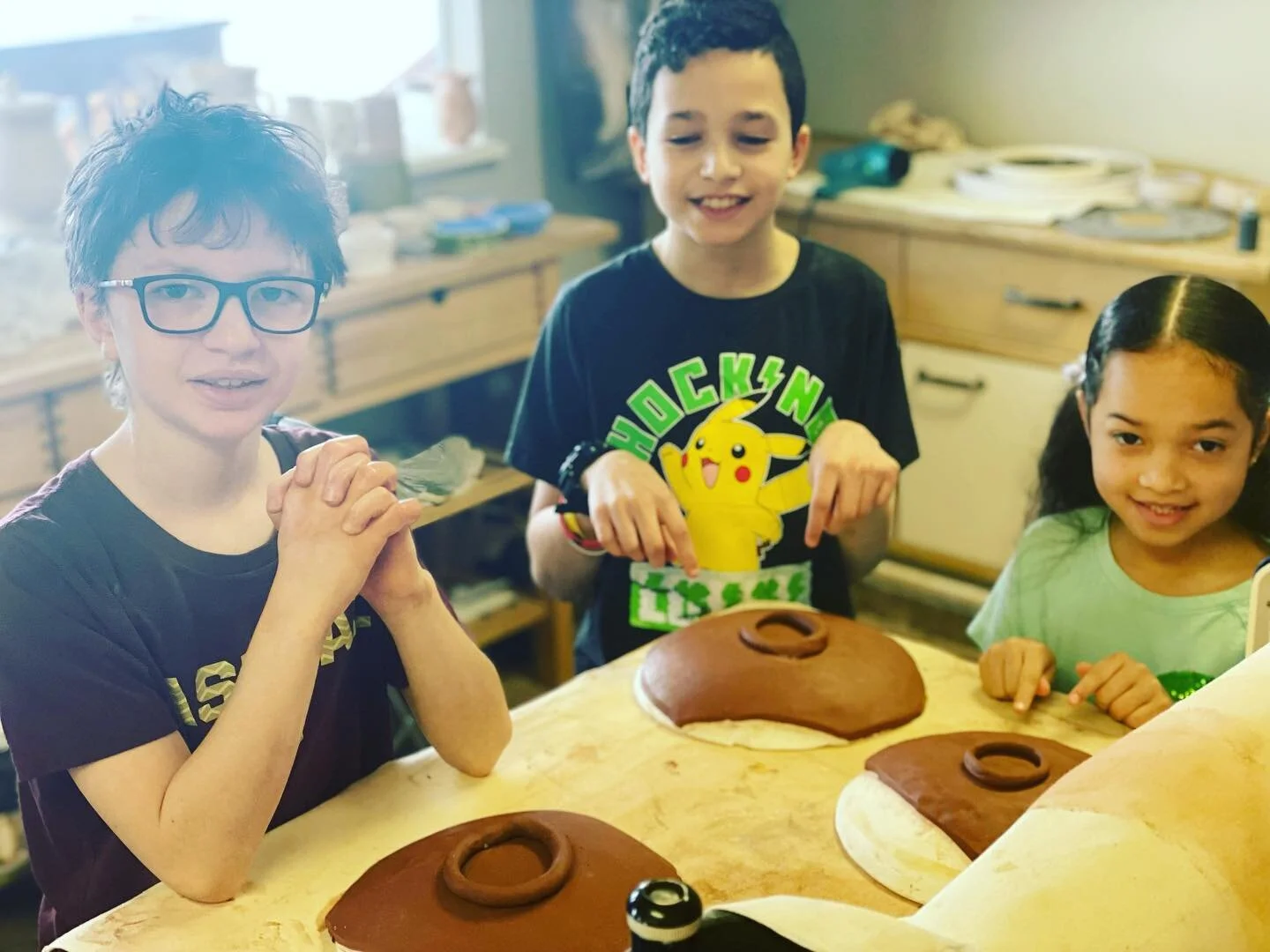 #pottery
#homeschool #creative #eagleriveralaska 
Art classes sure have been fun this week! We are learning how to make Talavera style pottery, bento boxes, and a little lesson on still life:). Not to mention my own production happening this week.  M