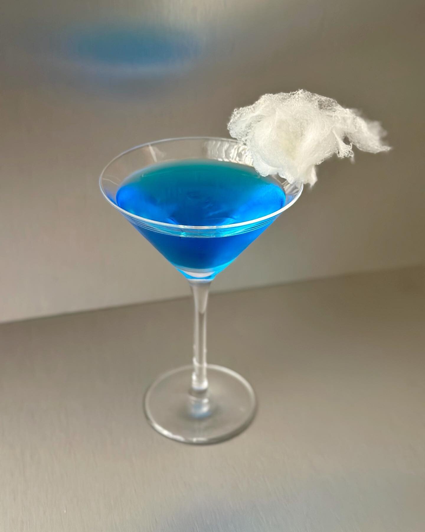 Blue Cloud Martini (Hpnotiq) 
Pruebas para el lanzamiento de colecci&oacute;n de uno de nuestros clientes .