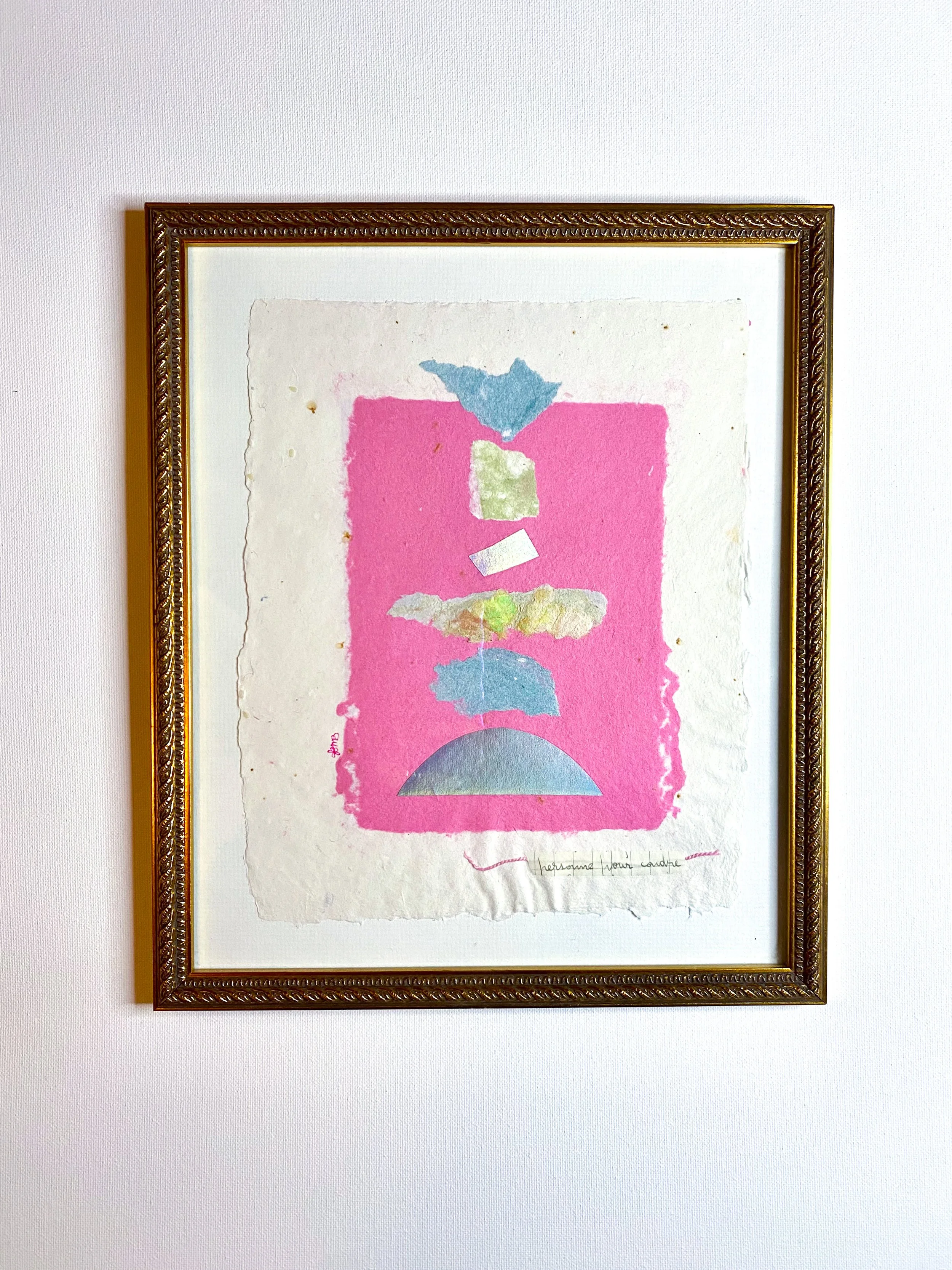 Oeuvre de papier fait main avec des retailles de tissus