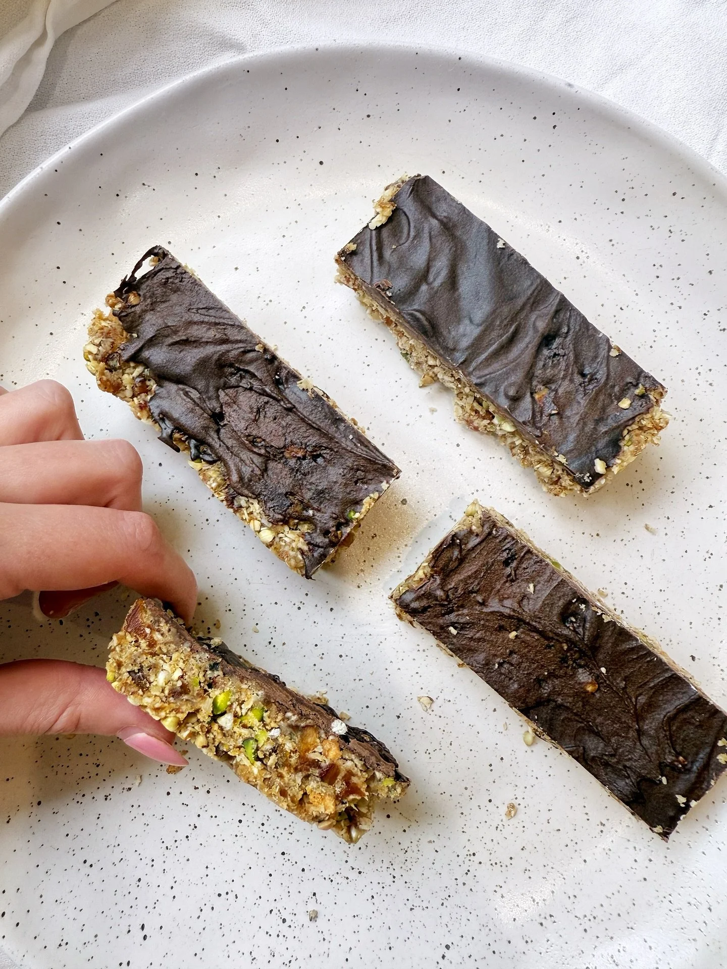 SAVE THIS POST! 
Healthy fruit & nut slice 🤤 Adapted from @nourished_and_vibrant ‘s bumper bars 
INGREDIENTS: 
100g @patchorganic dried apricots
6 fresh dates
1 cup rolled oats
1/2 cup almond meal
1/4 cup buckwheat kernels
1/4 cup pistach