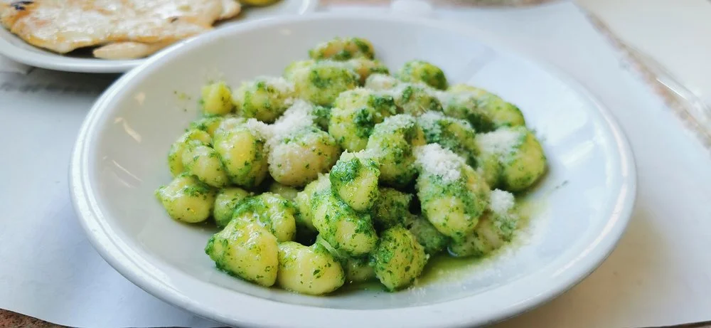 Genussreise-Gnocchi mit grüner Pesto-Soße und Parmesan