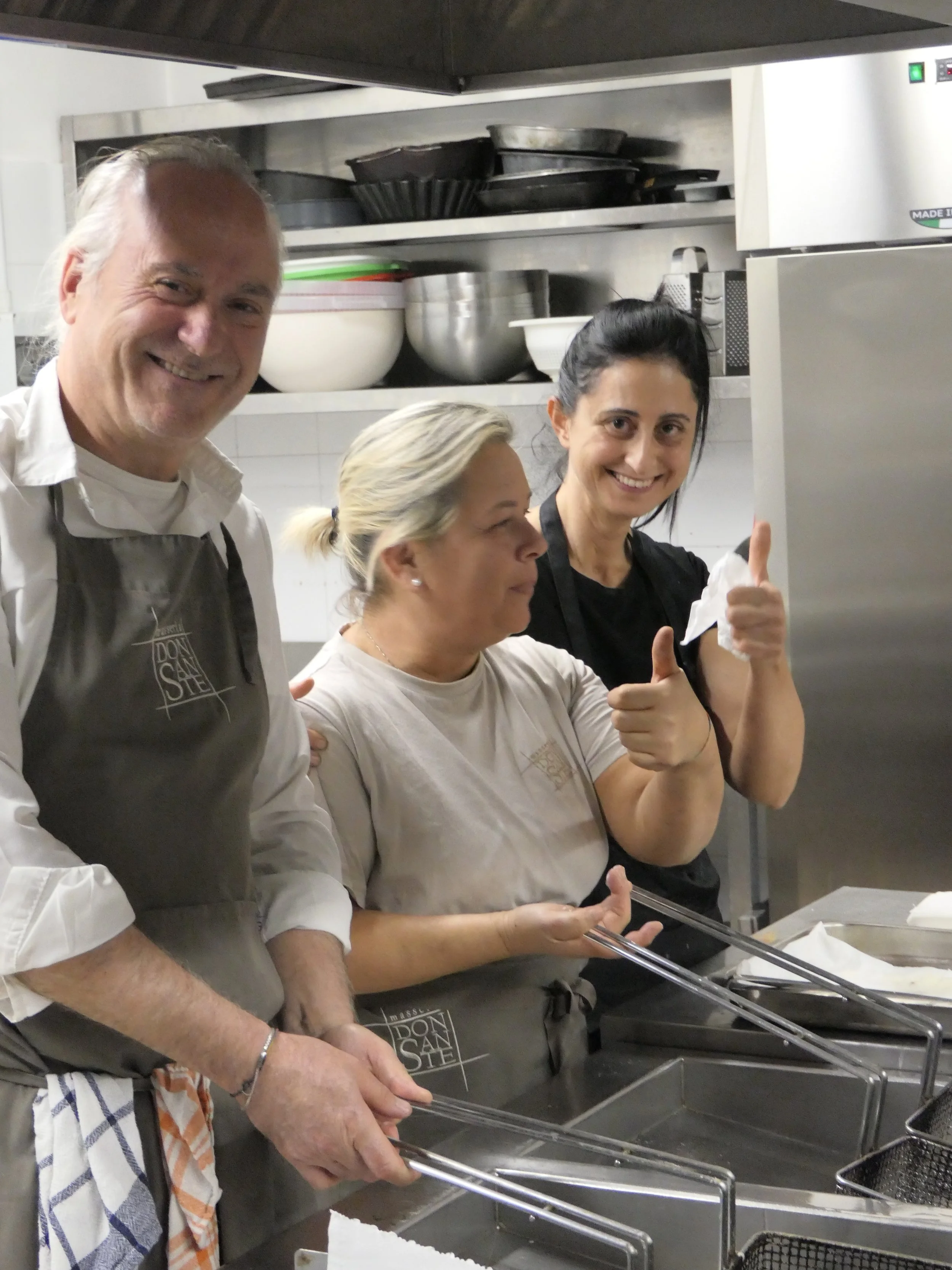 Genussreise-Drei Köche in einer Küche.