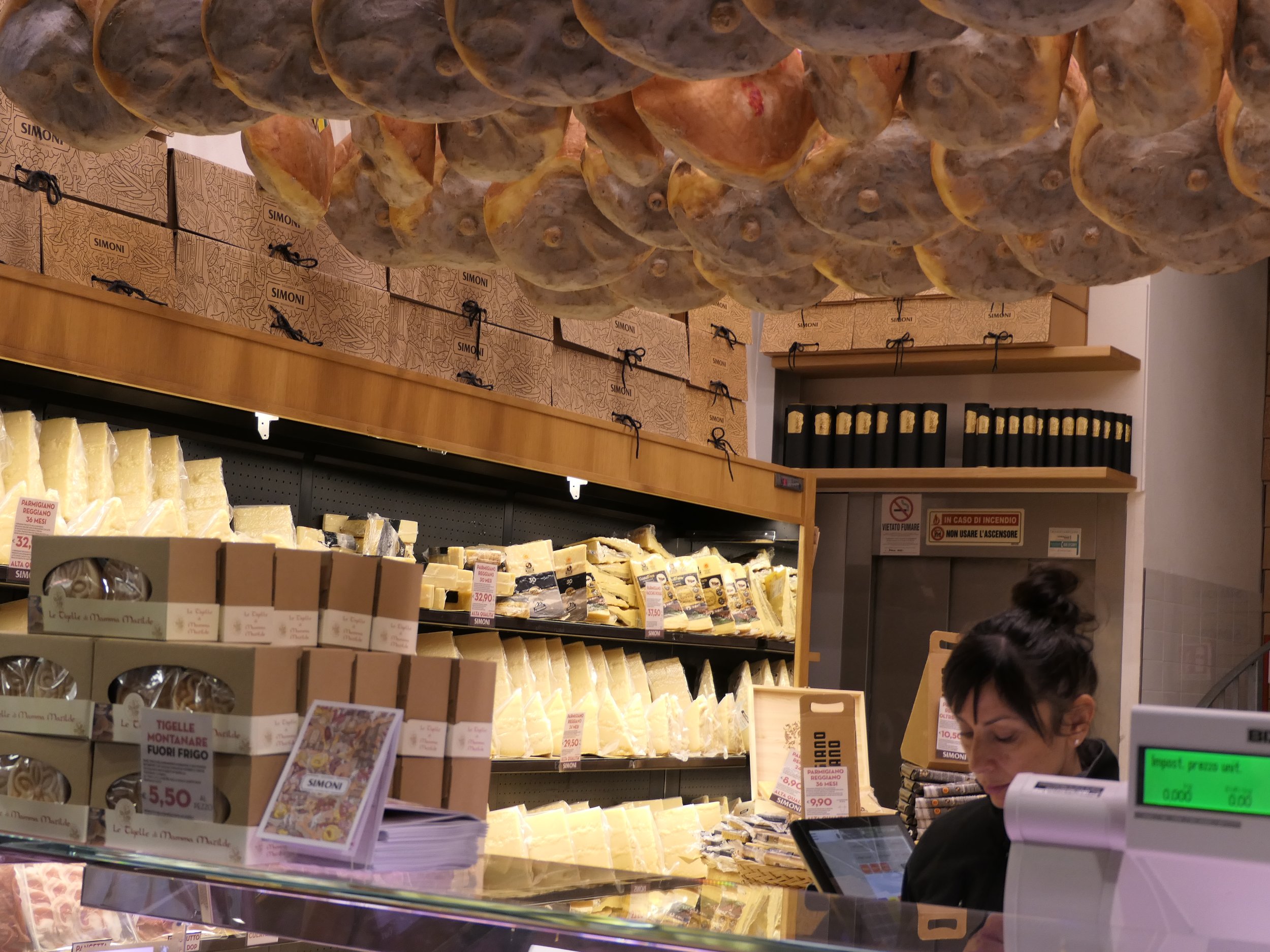 Bologna via... formaggi.JPG