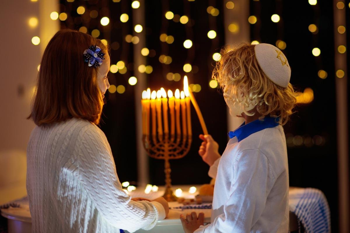 Hanukkah kids menorah lighting istock_0.jpg