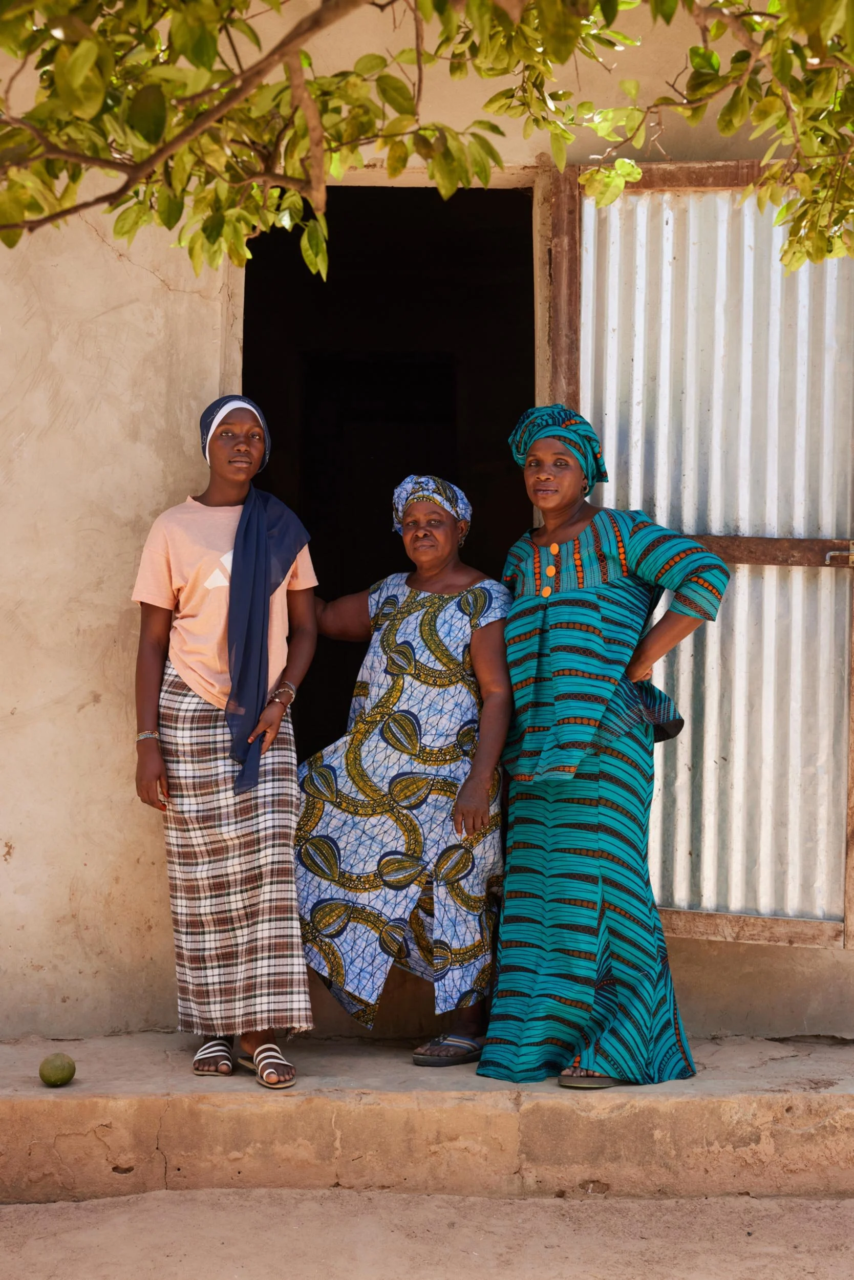 In der Casamance ist Beschneidung erst seit den 60er Jahren eine Praxis. Während die Grossmutter (mitte) nicht beschnitten ist, liess sich Abissatou (rechts) mit 15 Jahren freiwillig beschneiden und bereute es sofort, aber der soziale Druck auf sie w