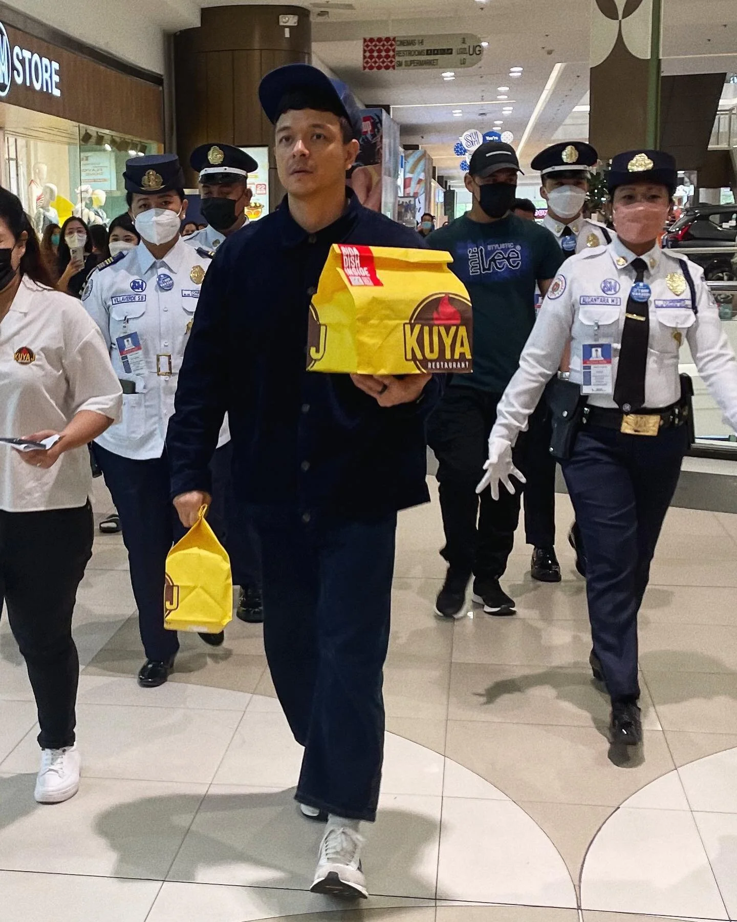 Bigay sakin ito promise. 👮🏻&zwj;♀️👮🏽&zwj;♂️👮🏽&zwj;♀️

@kuyajresto opens a new store at SM City Bacoor! 
#whatsinthebag