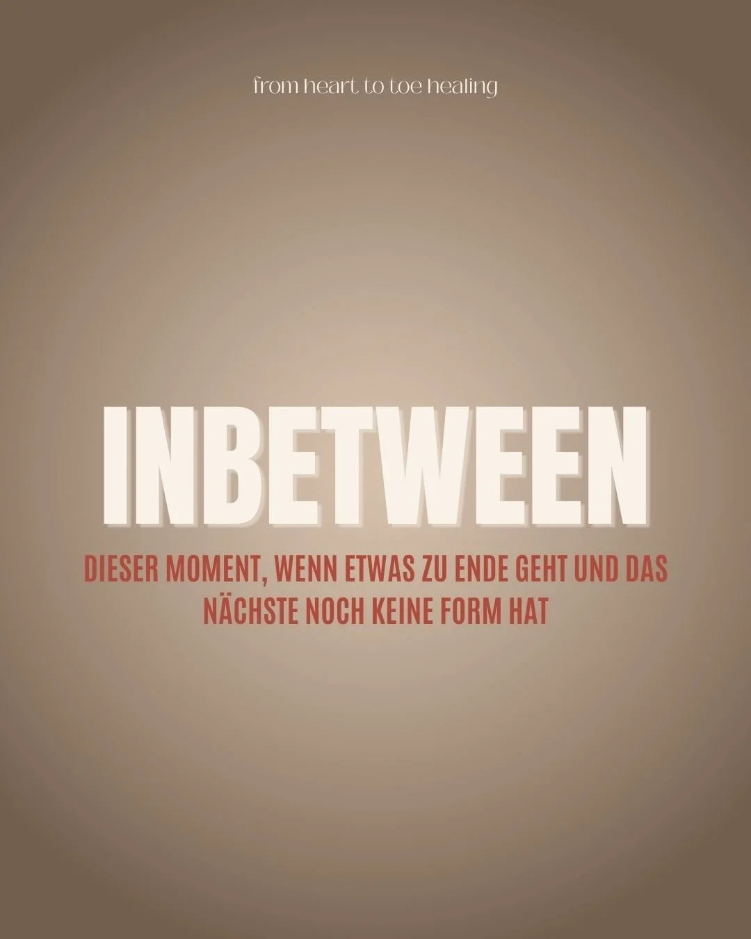 I N B E T W E E N.
Kennst du das Gef&uuml;hl, wenn etwas zuende geht, aber das Neue noch nicht ganz da ist?
Manchmal bleiben wir doch am Alten h&auml;ngen und finden in einer Wiederholungsschleife wieder. Und manchmal fehlt einfach noch ein Impuls vo