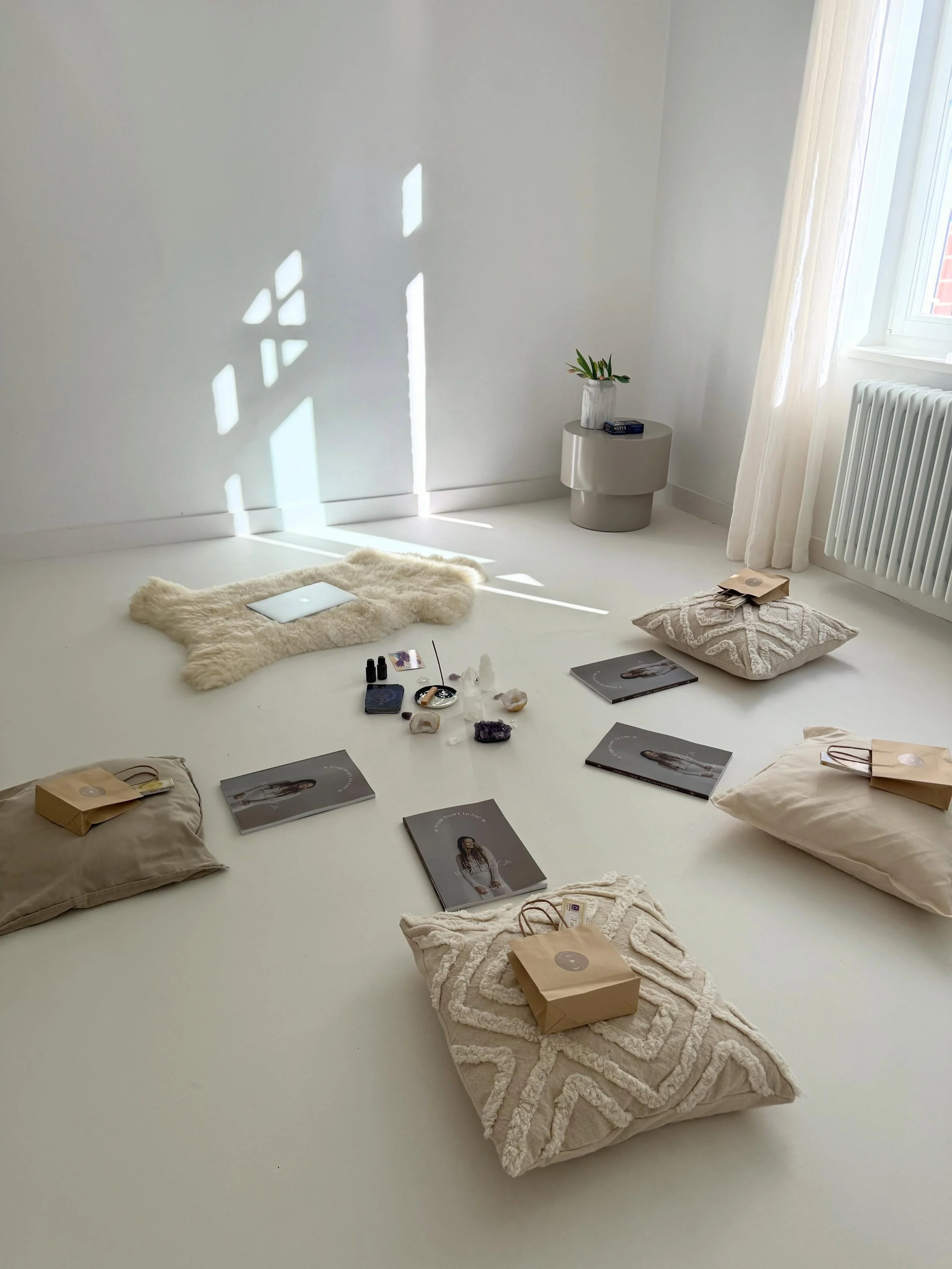 May was full of abundance.

1. Der Reiki 2 Kurs vor Ort war sooo sch&ouml;n &amp; magisch ✨✨🤍
2. Ich - gl&uuml;cklich 🙃 
3. Candlelight-Espresso-Spirit ☕️ @holistichealth.kath 
4. Gartenpflege 🏡🪏
5. Hafer-Cappuccino, @linisbites &amp; Masterclass