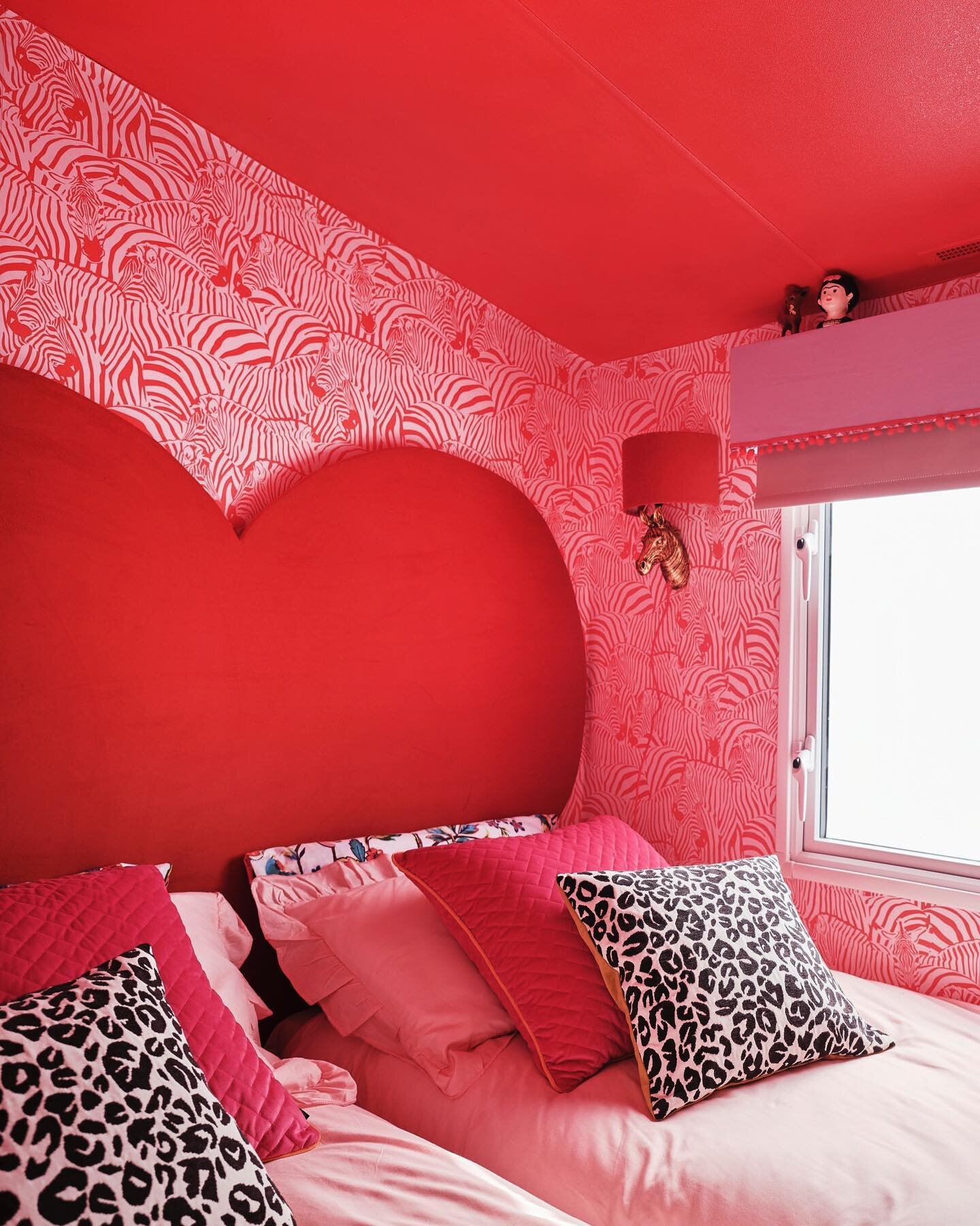 ❤️💕❤️ 

#cambersands #caravan #staycation #bedroom #interior #prints #zebra #airbnb #holiday #heart #retro #retrointerior #inspritation #heartbreakhotel #colour #shootlocation #trend #fun #barbie #barbielife #shoot
