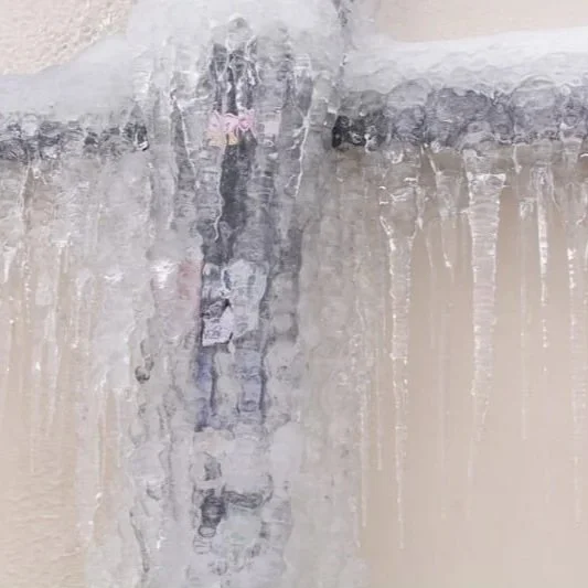 How to Deal with Frozen Pipes&nbsp;