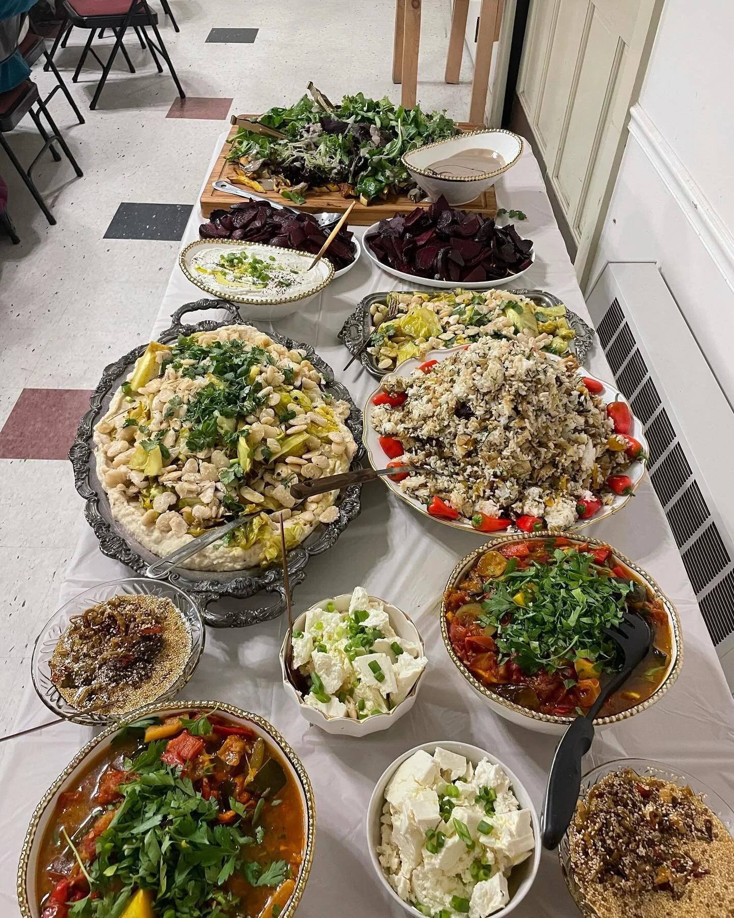 A wonderful Common Ground Shabbat dinner! Thanks to everyone who attended to be in community together, @jewishfarmernetwork and @lily_lemonbalm and Liel for organizing, @aliwaks for creative collab, and our generous partners for donating the gorgeous