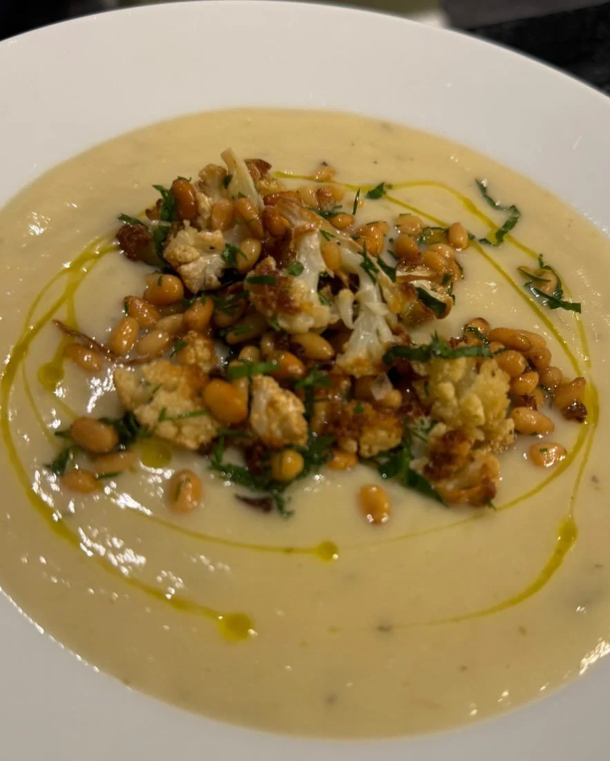 Creamy cauliflower soup with crispy cauliflower, pine nut, and lemon gremolata. Perfect for a chilly fall day 🥶

#privatechef #soupseason #eatlocal