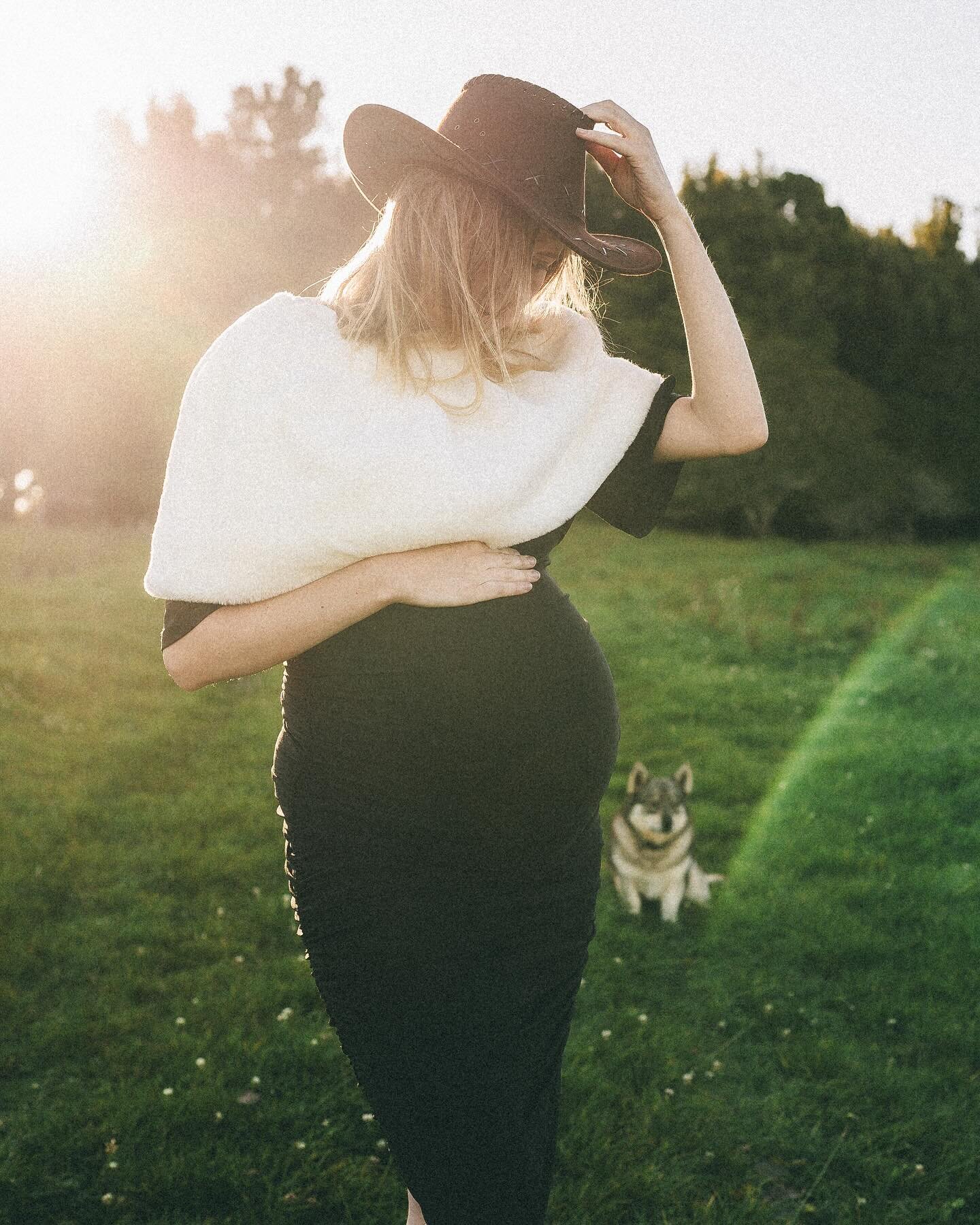 Cameras charged, phone on loud, final maternity shoot done! 
Ready when you are little girl, this Aunty has got so much love for you 🤍🌸

Btw these guys absolutely would not oblige and wear those outfits on the farm but I got others on board and rea