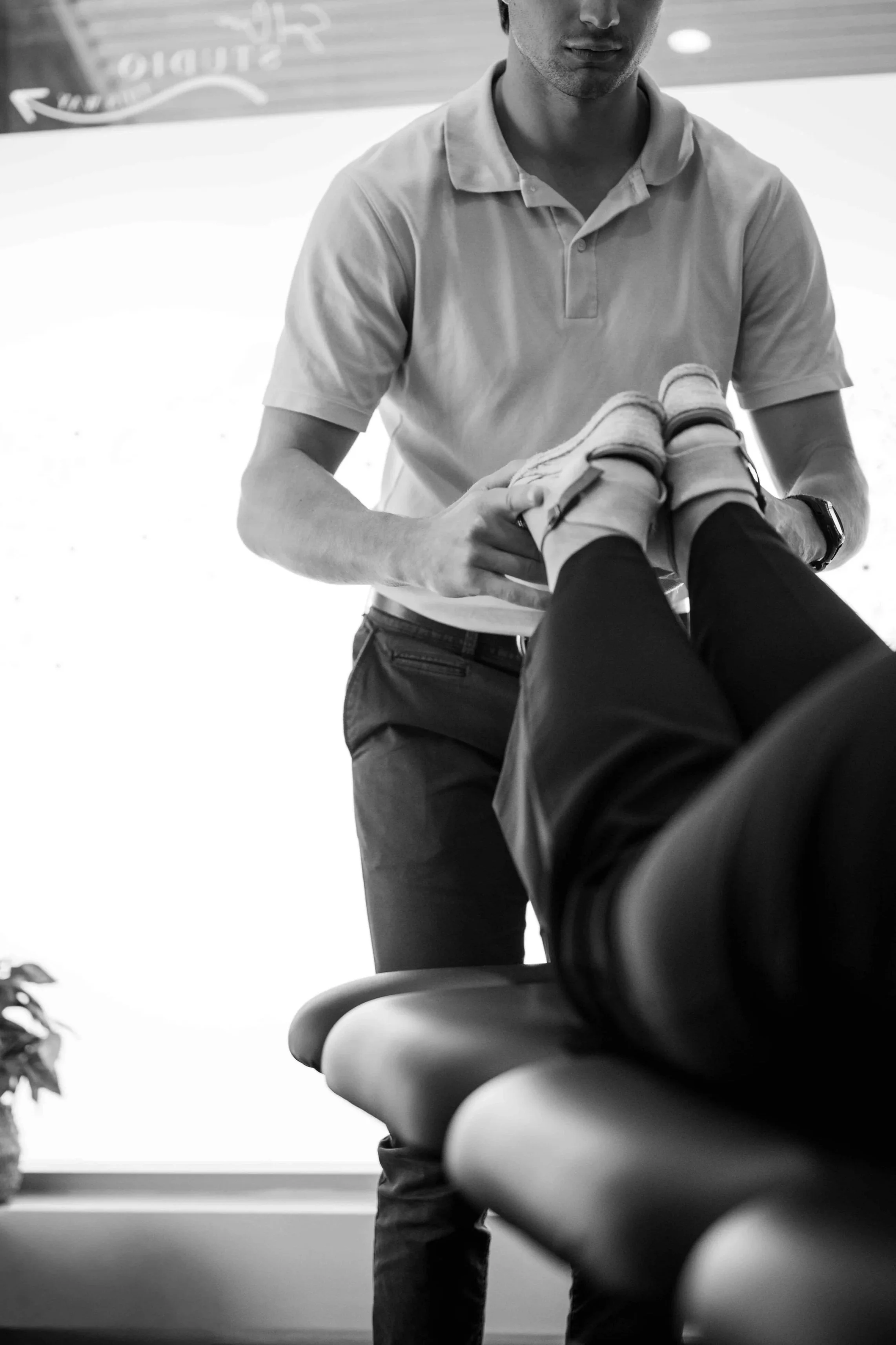 chiropractor checking leg length holistic treatment