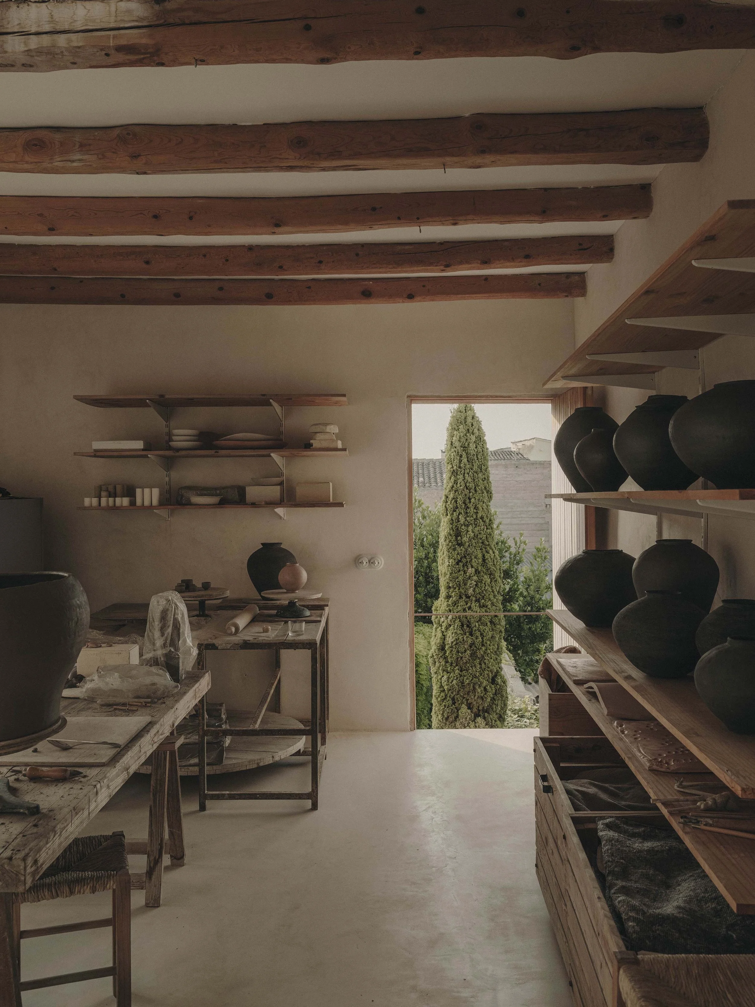 Alana Wilson’s pieces  highlight the importance of expression, gesture, movement and bodily presence l INTERIORGLOBE