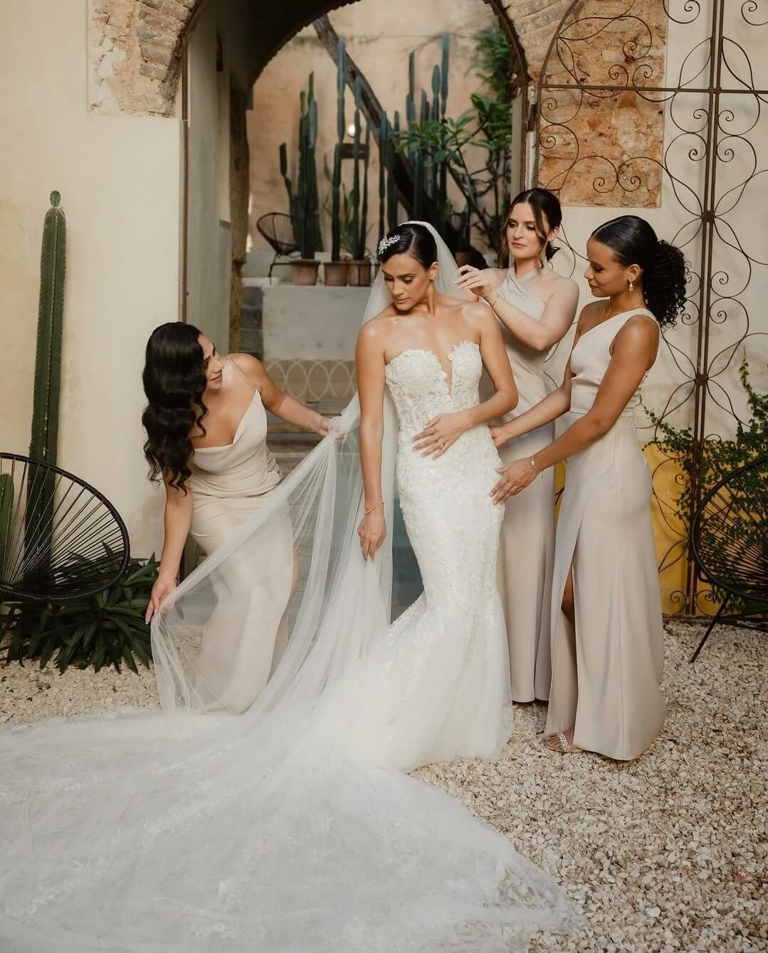 Getting ready in the colonial courtyard at Fixie Lofts bridal venue, Santo Domingo