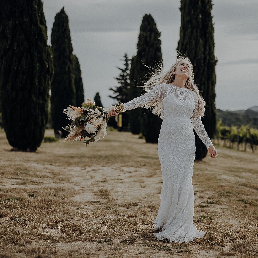 💍🍃Elope in Tuscany🌱
 
What a wonderful idea! 💫

✨Just imagine rolling hills with cypress-framed streets, olive groves and wineries. 

✨Medieval castles stoned little villages, rustic farmhouses, and antique courtyards. 

The options are endless, 