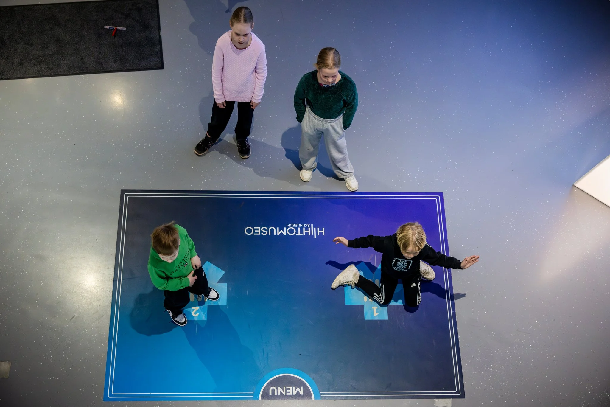 Finlandia-hiihdon Lasten Latuparkki vierailee Hiihtomuseossa!

Hiihtomuseo, joka sijaitsee Lahden Urheilukeskuksen syd&auml;mess&auml;, tarjoaa piipahduksen hiihdon historiaan sek&auml; inspiroivaan ❄️ L.U.M.I. -n&auml;yttelyyn hoitop&auml;iv&auml;n 